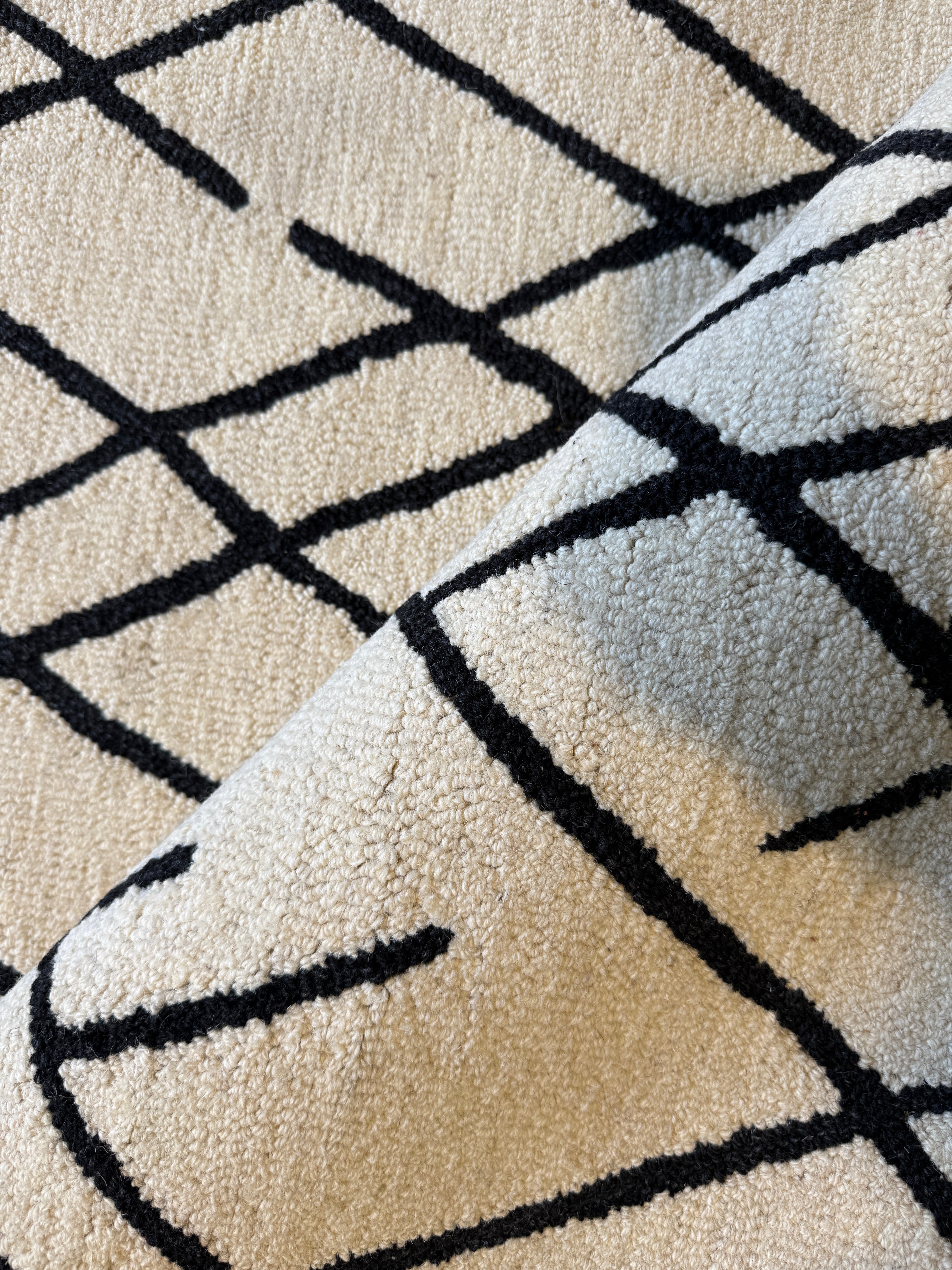 Quintron 5x8 Hand-Tufted Ivory & Black High Low