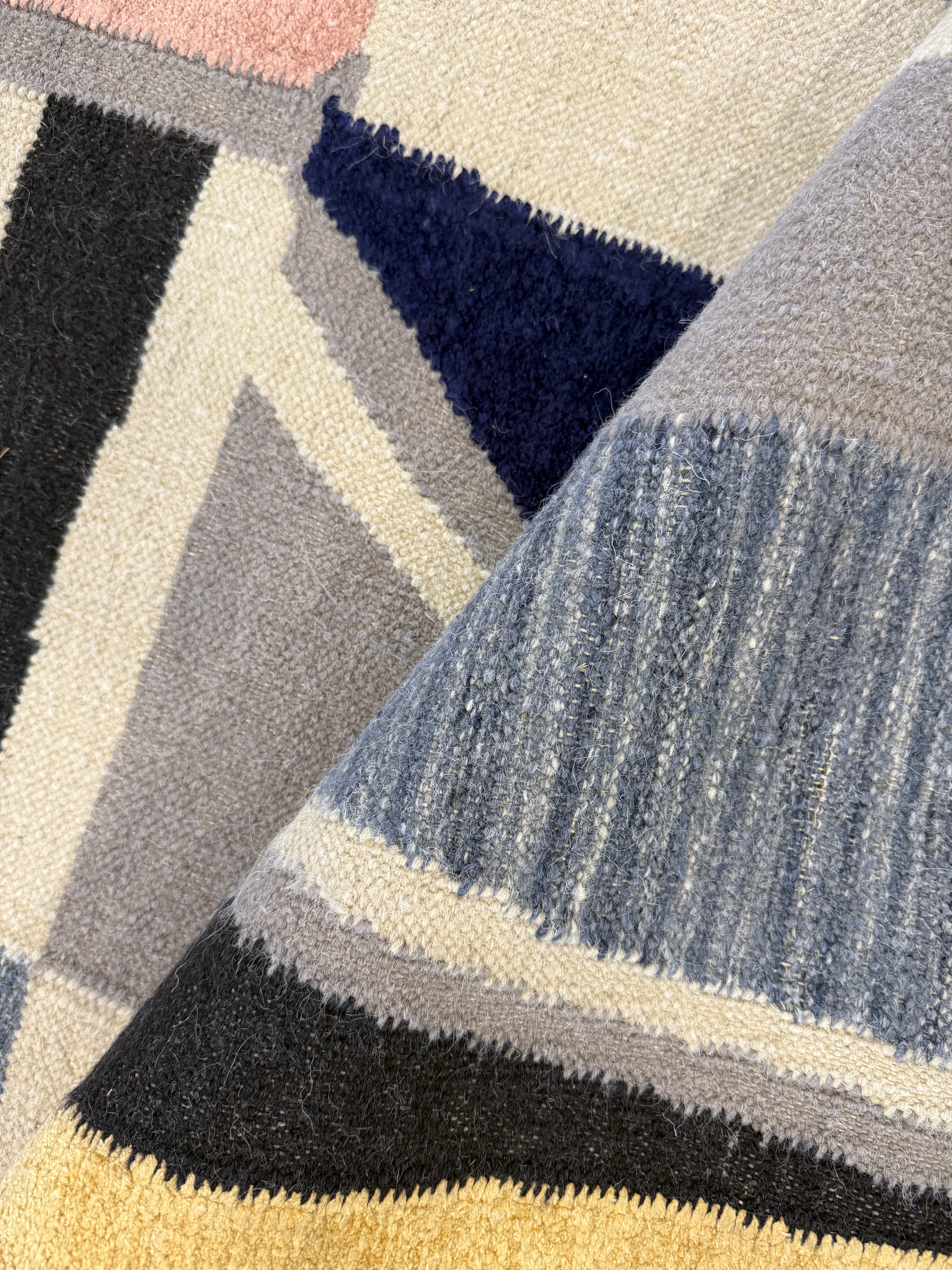 Tyler Norris Grey Handwoven Modern Rug (Multiple Sizes)