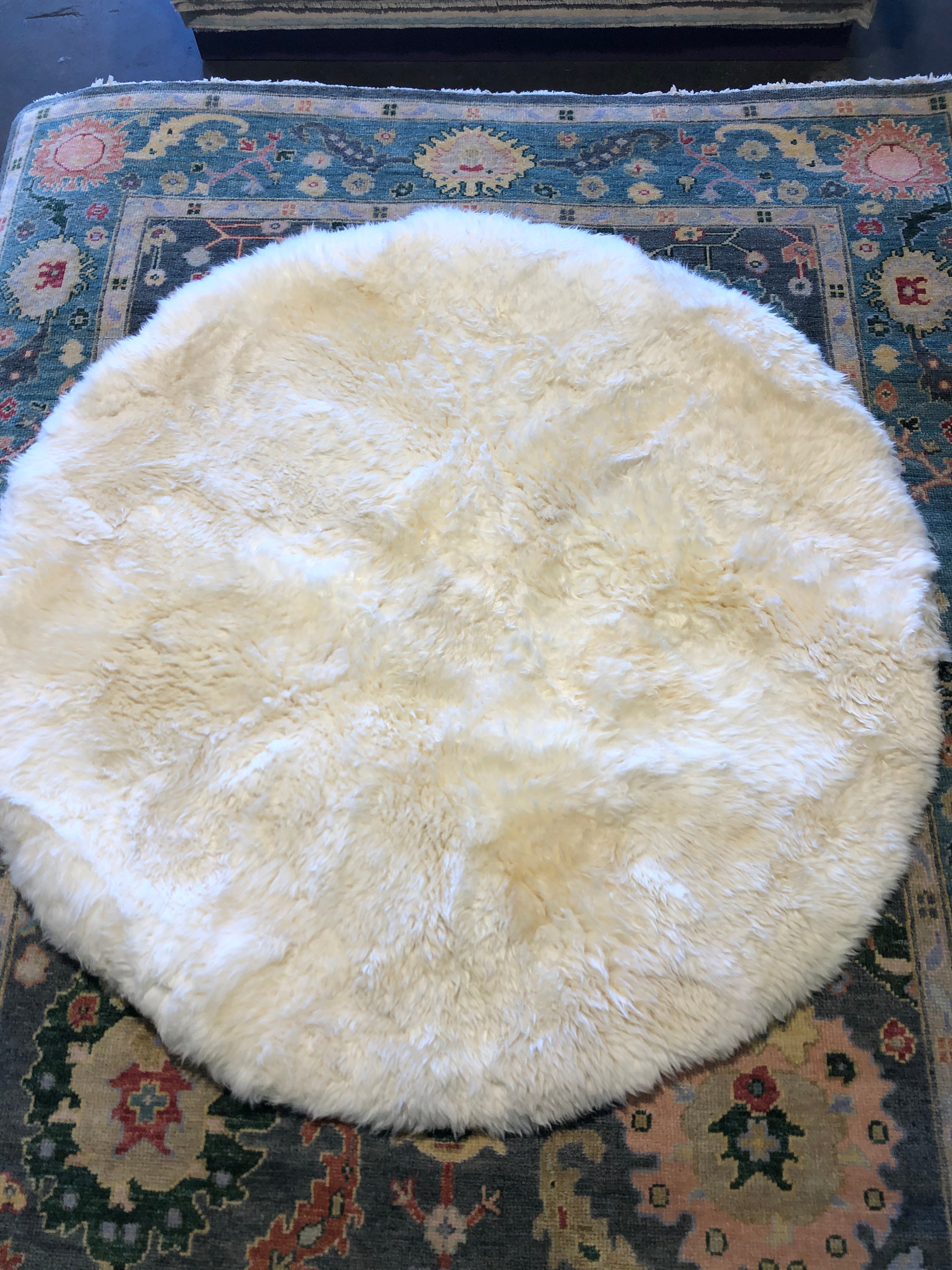 Round 6' White Sheepskin Rug