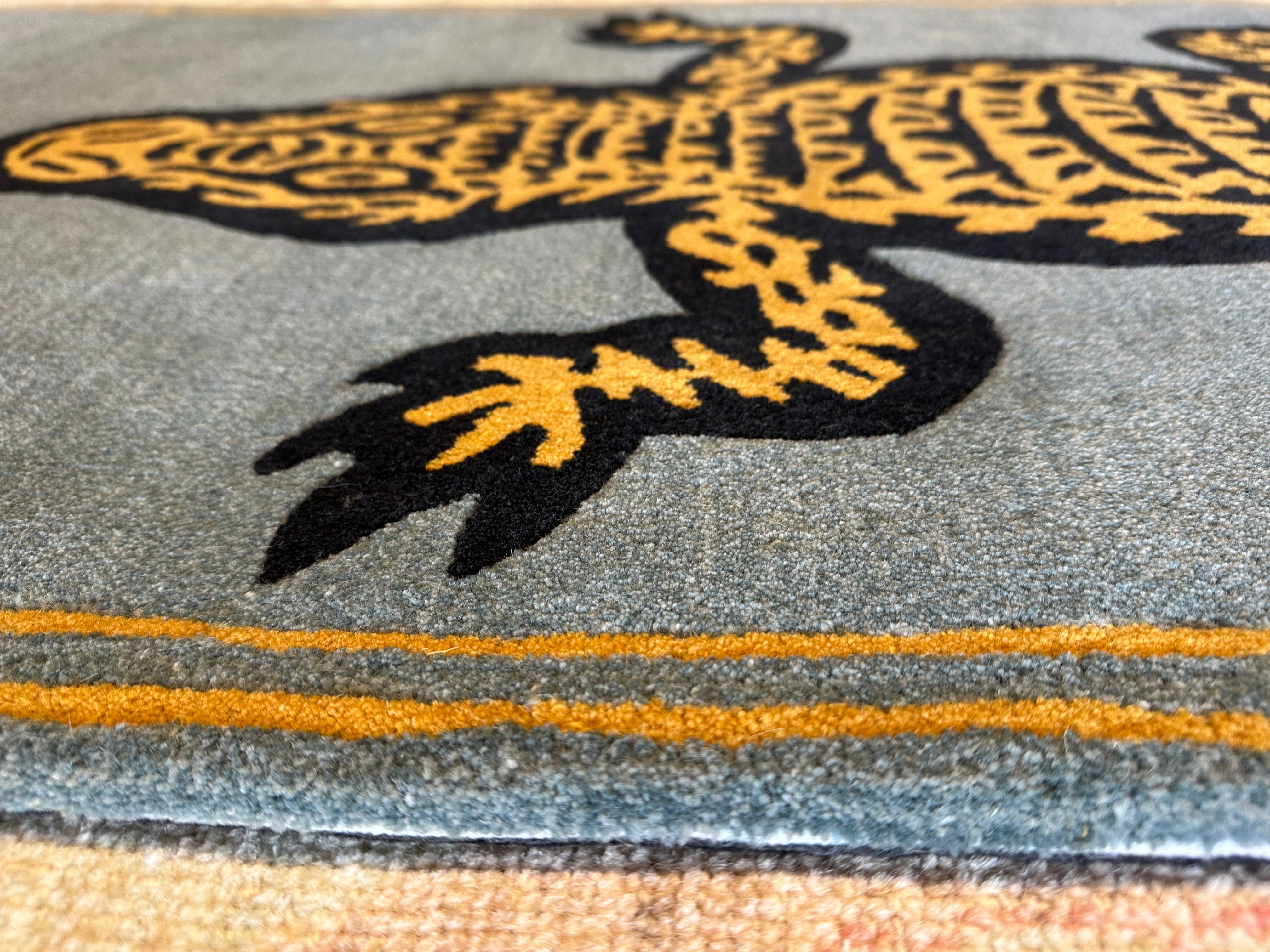 Gator with Border 2.6x9 Runner Hand-Tufted Rug