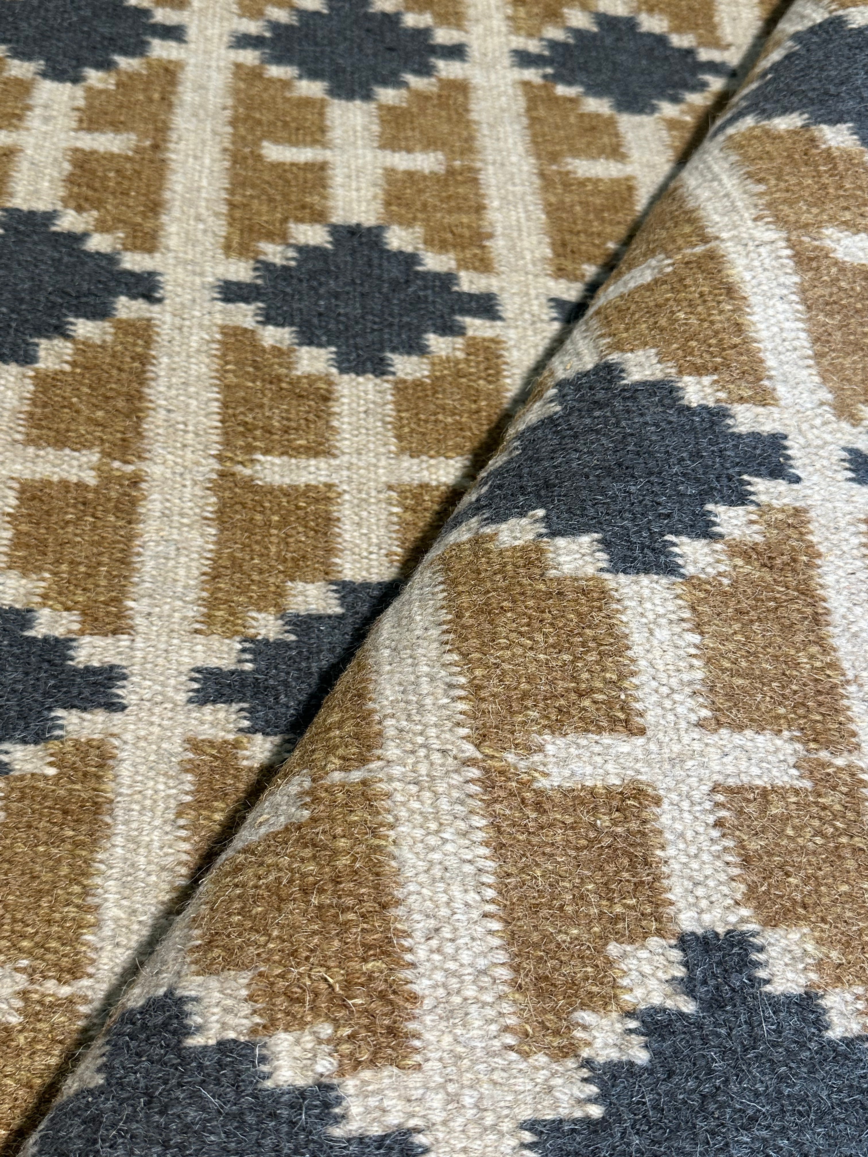 Sylvester 4x5.9 Hand-woven Durrie Rug (Multiple Colors)