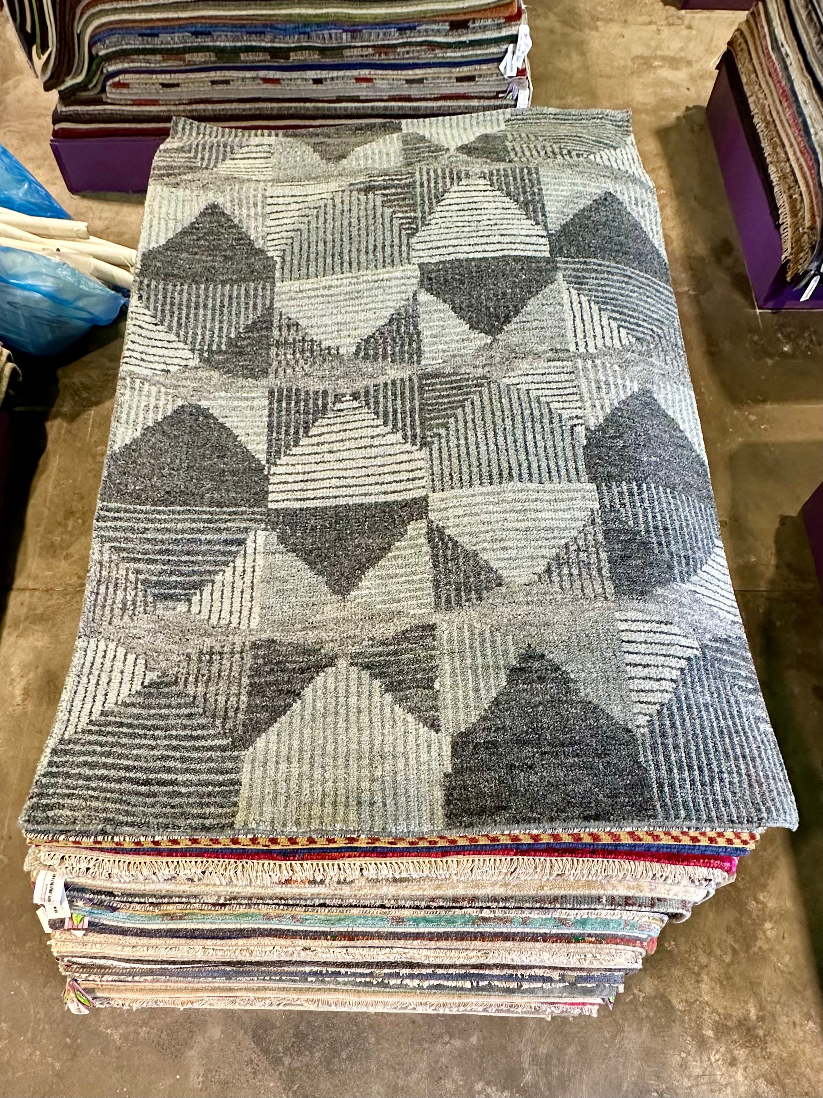 Tess 5.3x7.9 Grey & Silver Hand Knotted