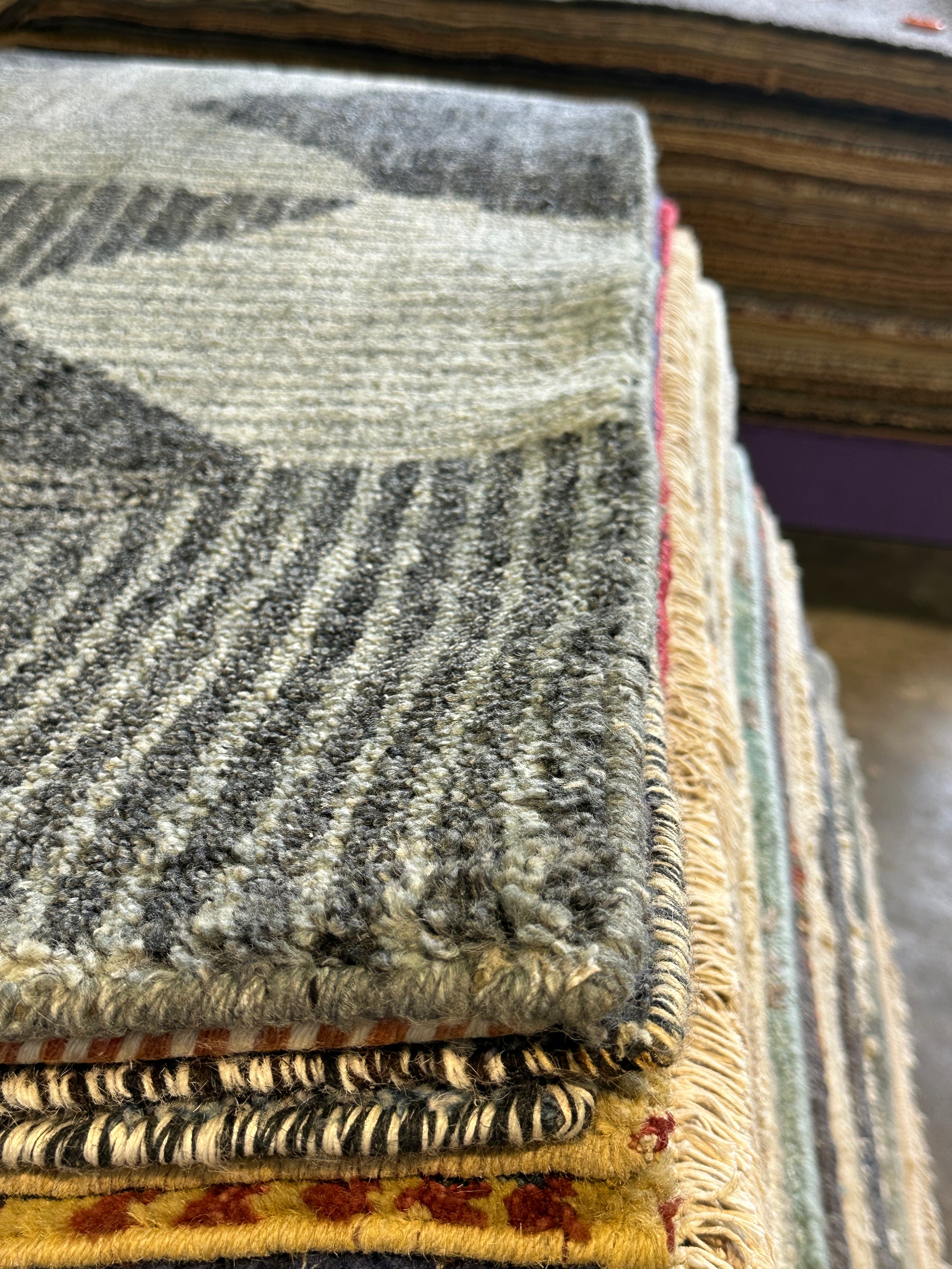 Tess 5.3x7.9 Grey & Silver Hand Knotted