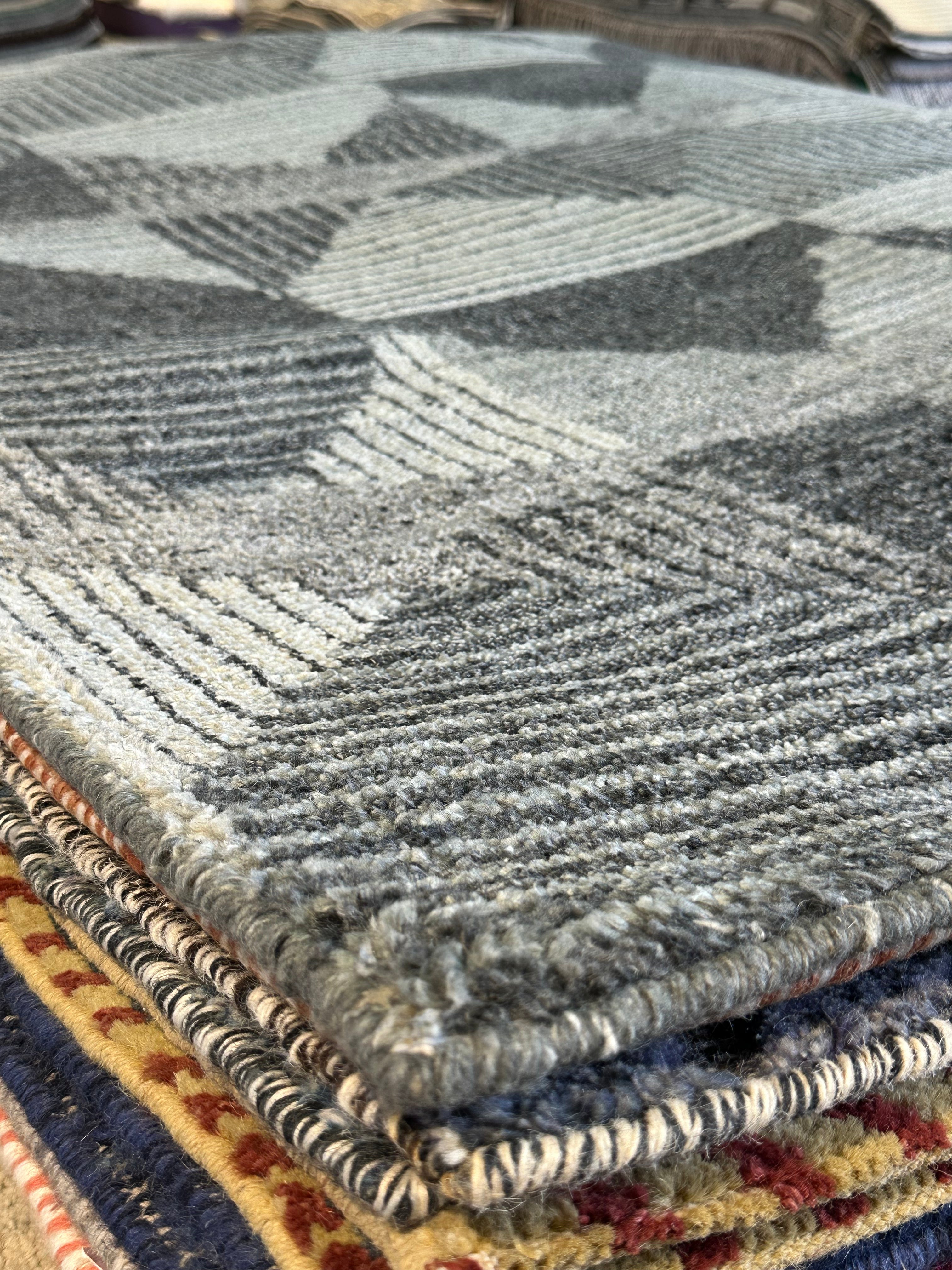 Tess 5.3x7.9 Grey & Silver Hand Knotted