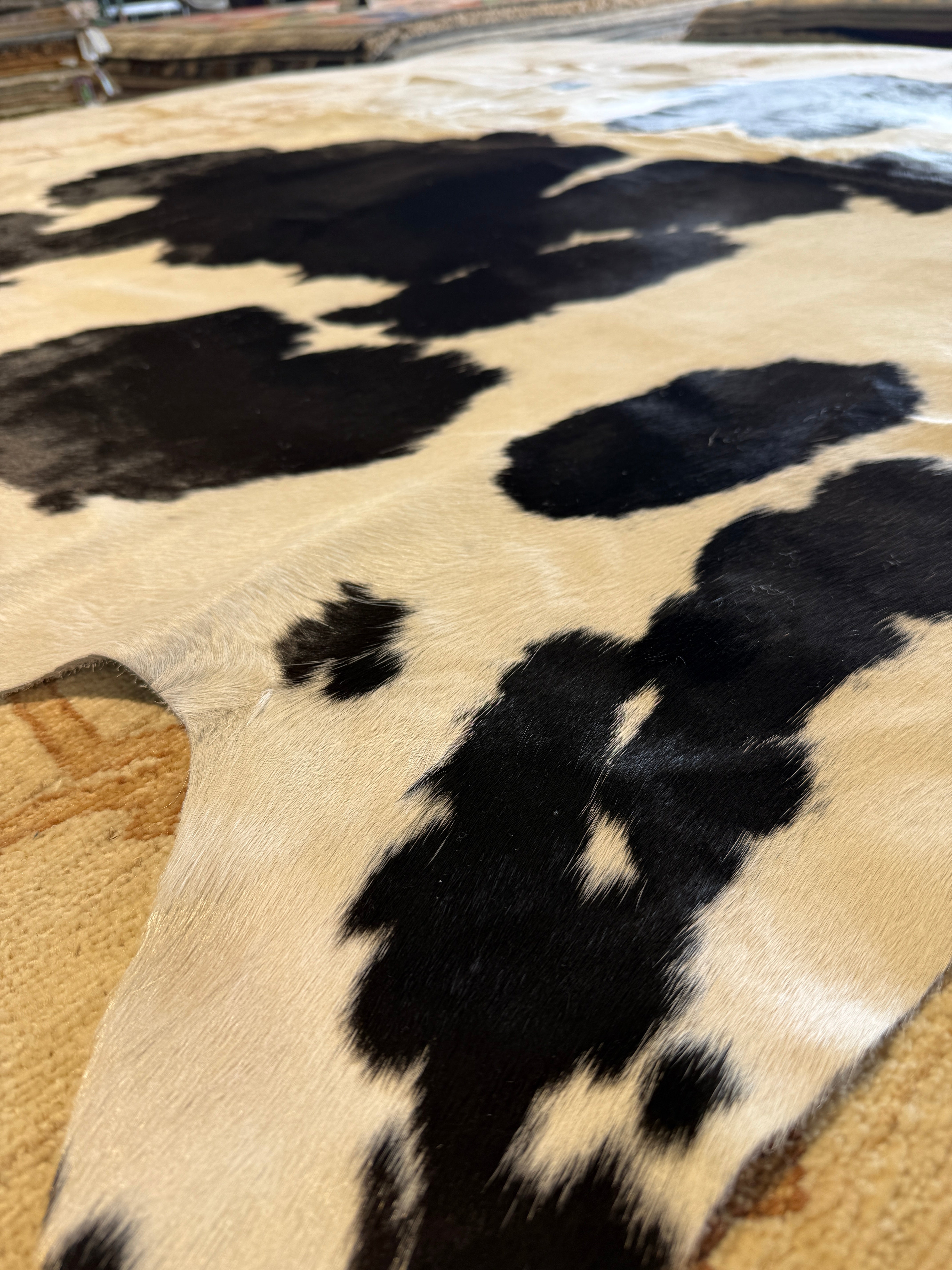 BL WH SP 6.3x7.4 Large Cowhide Rug