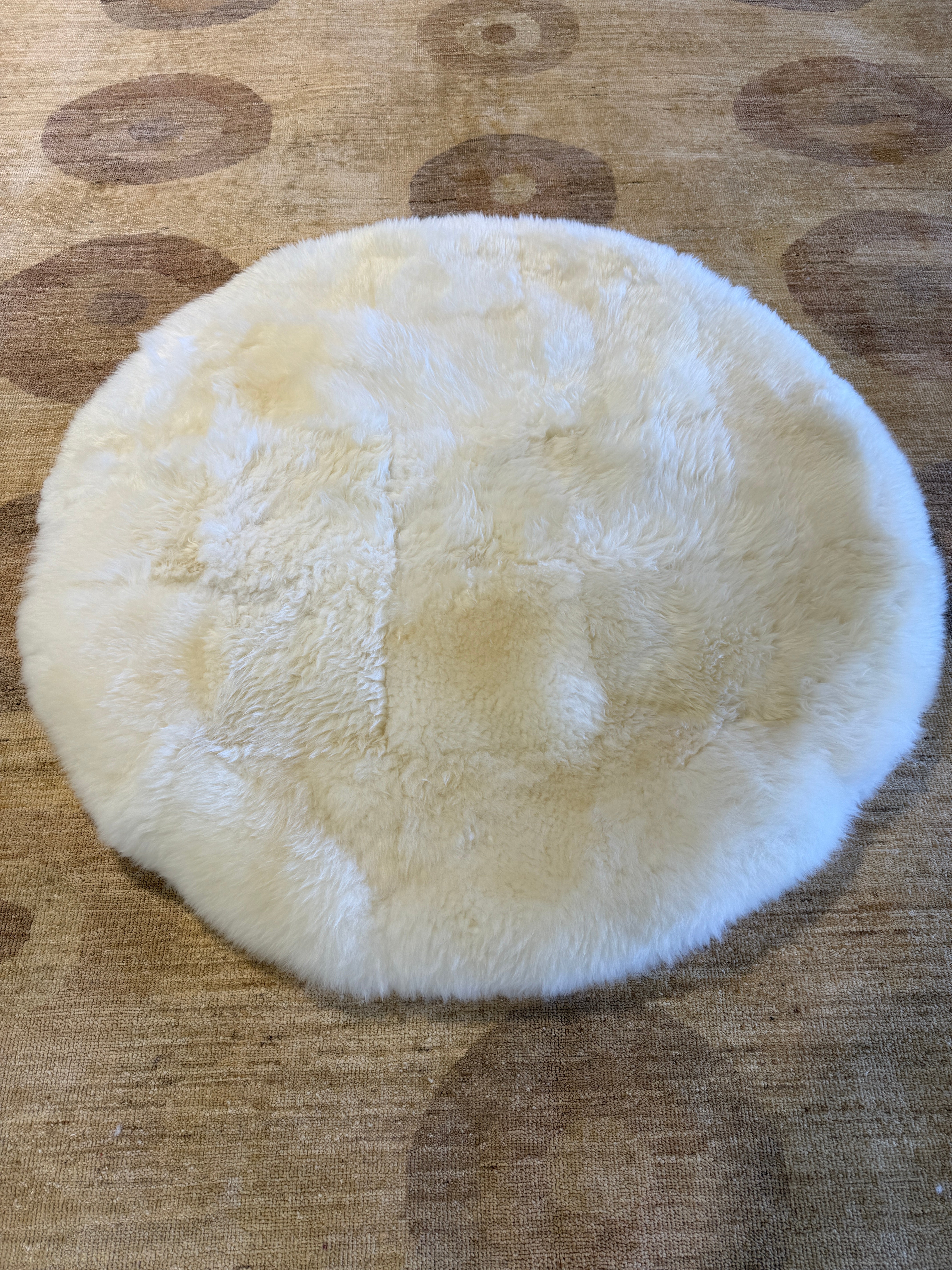 Round 6' White Sheepskin Rug