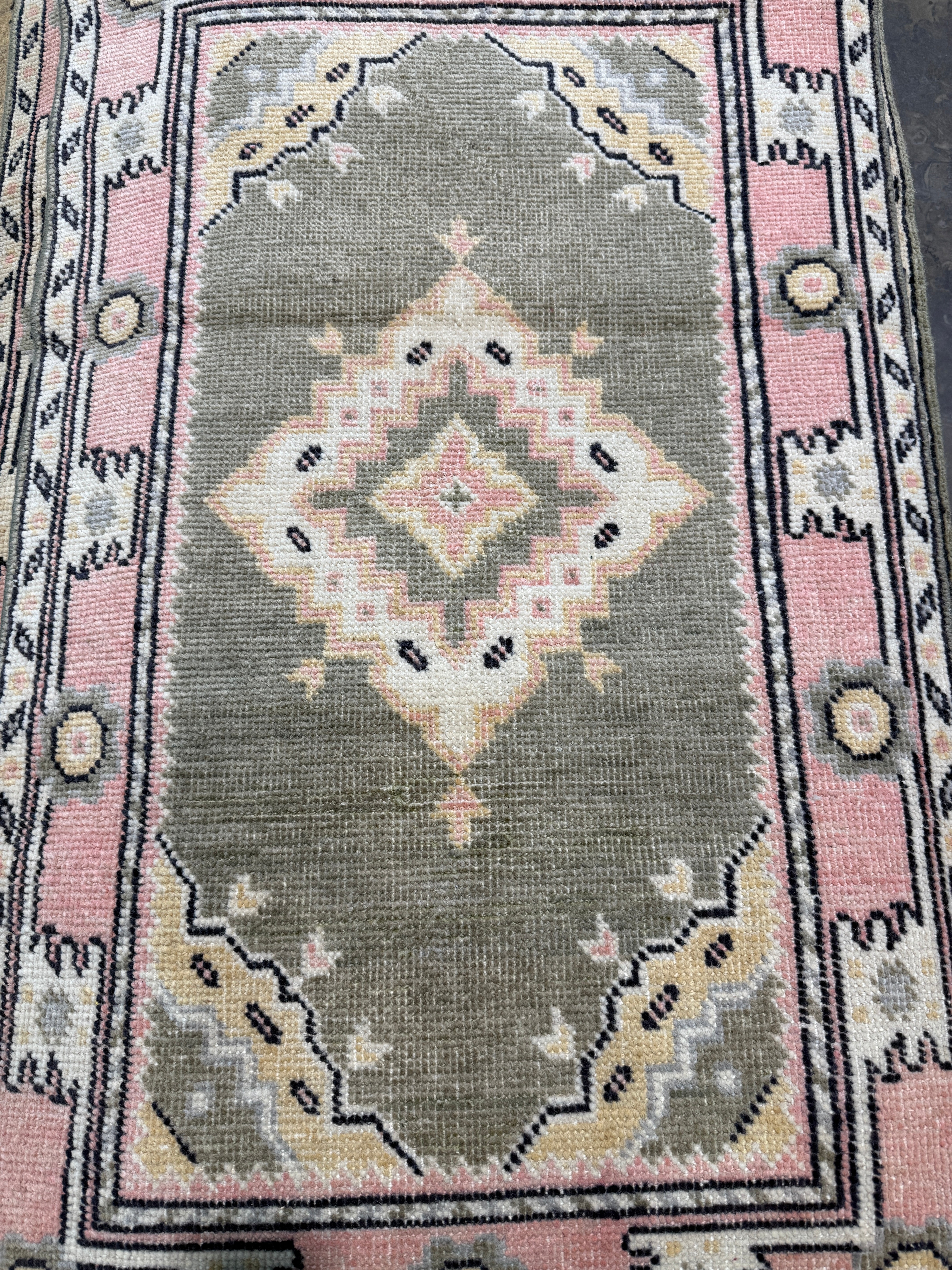 Vanna Einerson 2.5x4.2 Pink Afghani Oushak