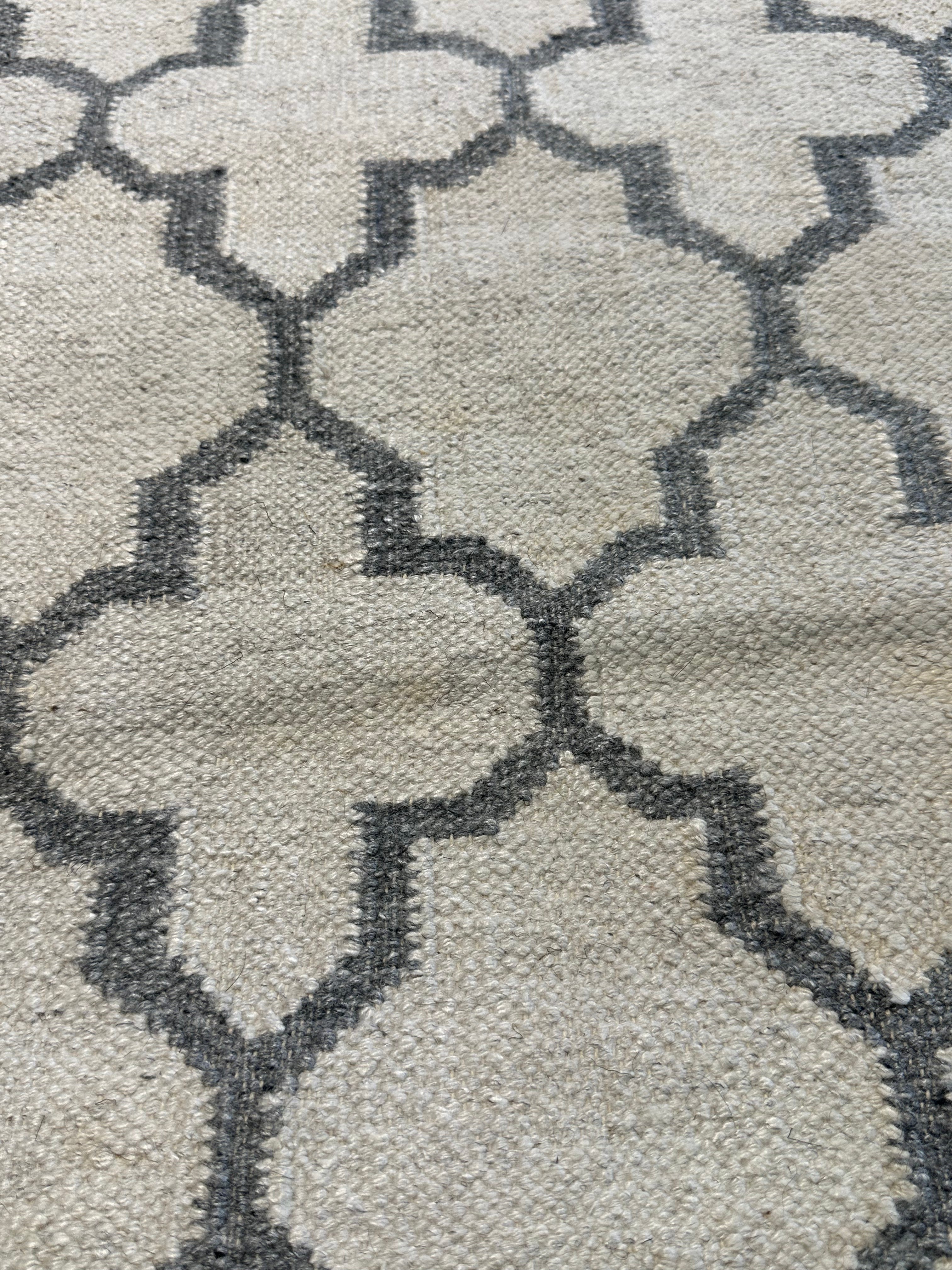 Tilly Thomas Ivory and Grey Handwoven Jali Rug (Multiple Sizes) CLEARANCE
