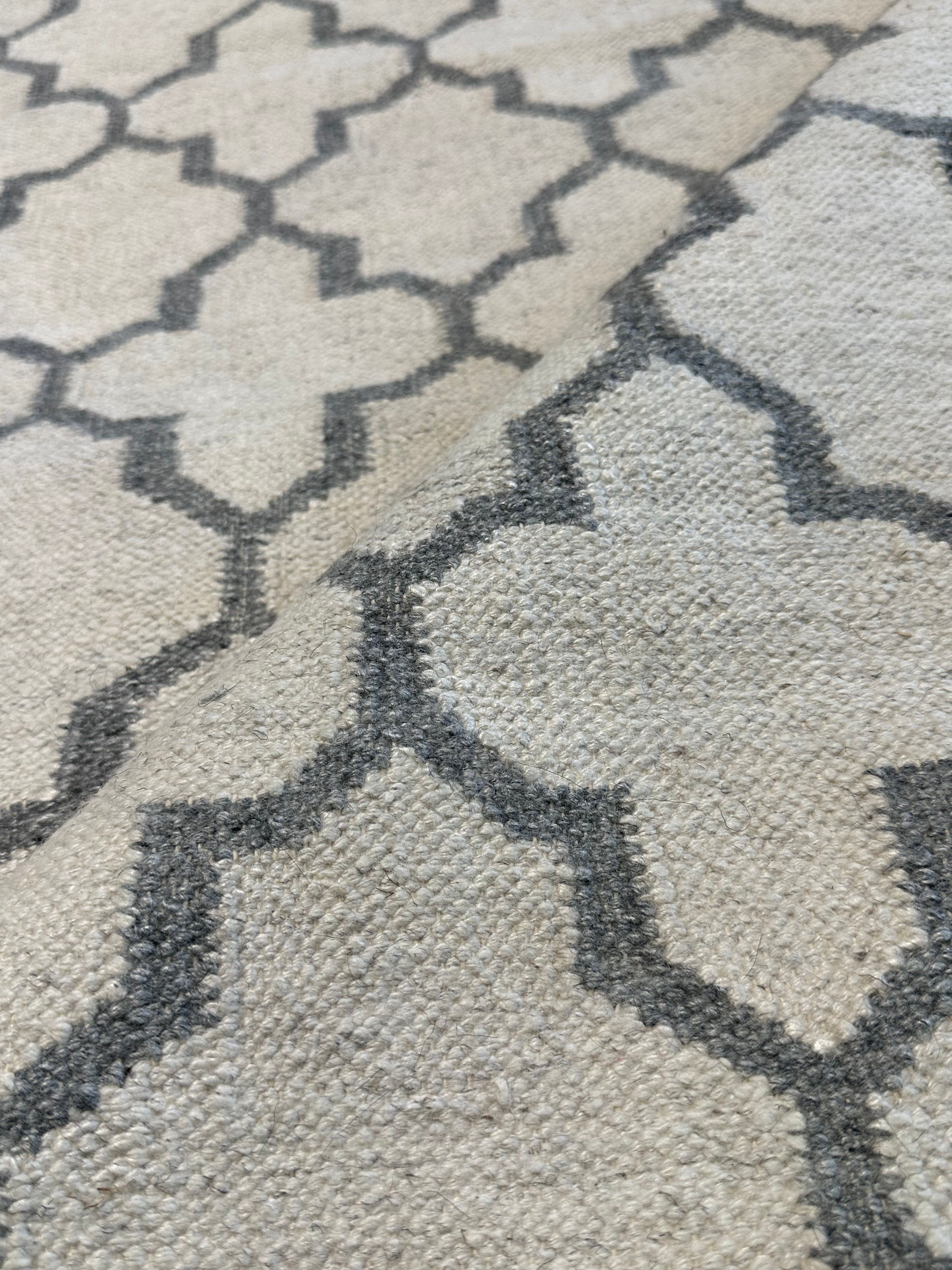 Tilly Thomas Ivory and Grey Handwoven Jali Rug (Multiple Sizes) CLEARANCE