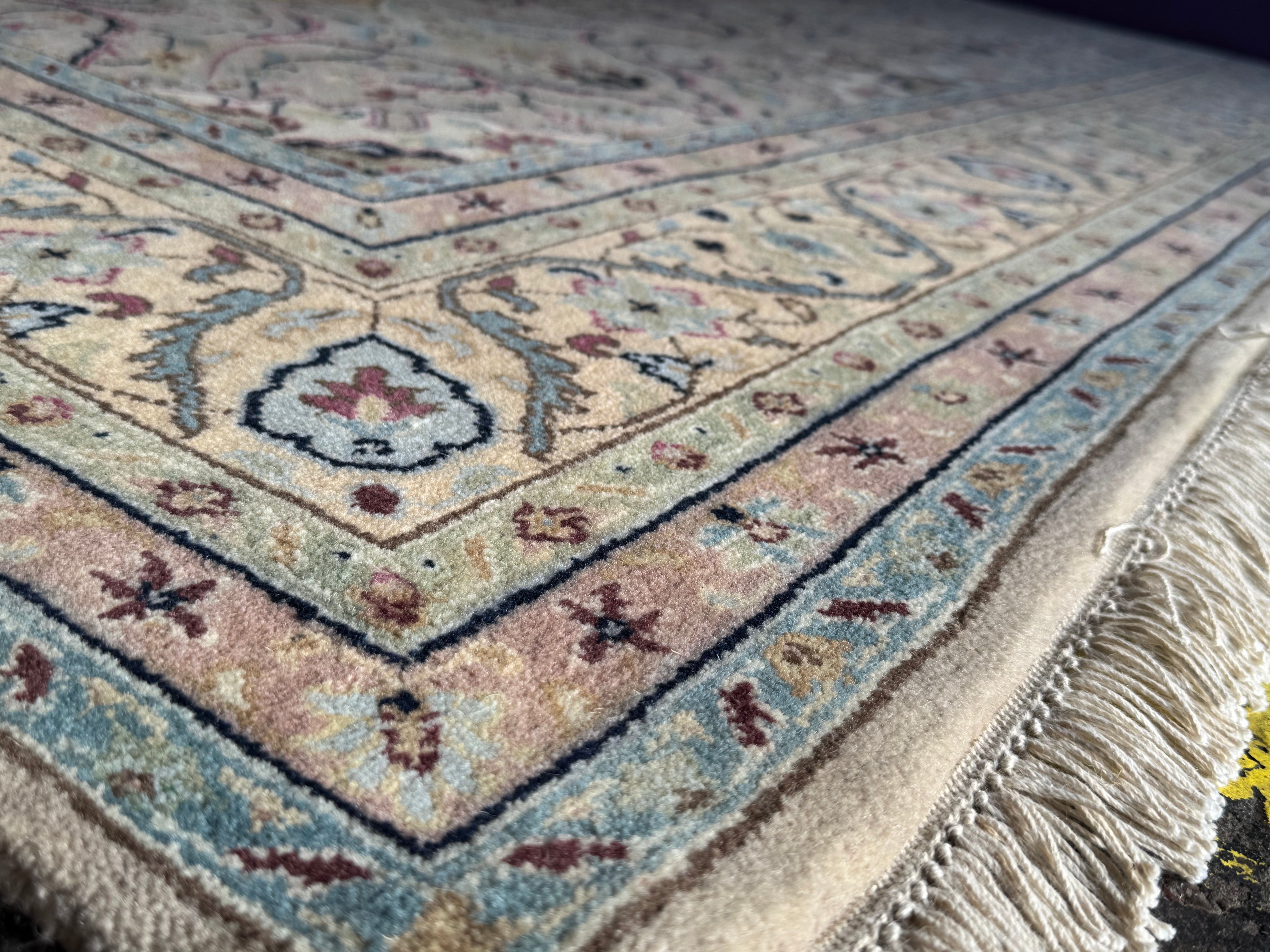 Allyson M 7x9 Silver Hand-Knotted Allover Rug