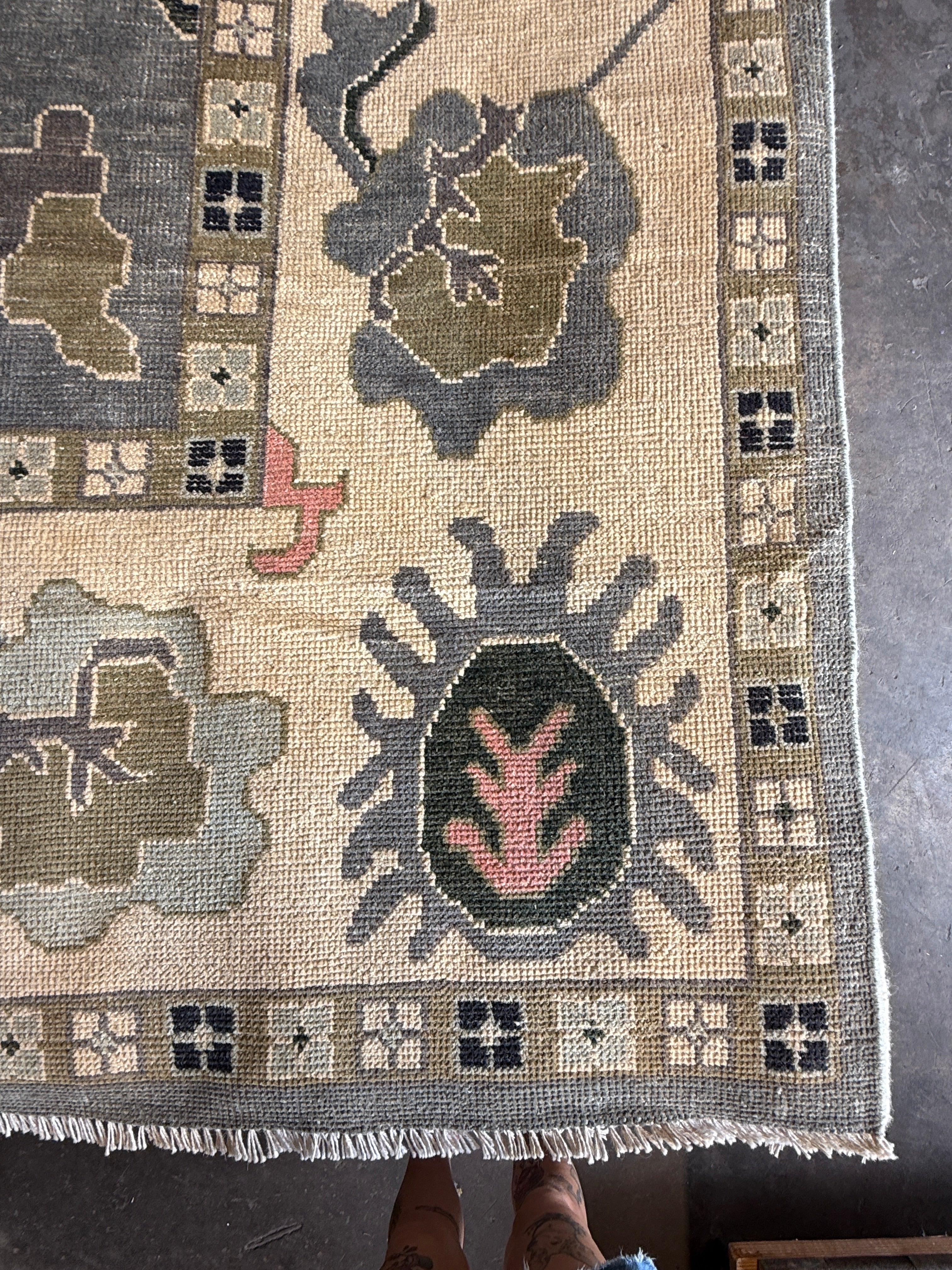 Liv Walker 10.1x13.9 Grey Afghani Oushak
