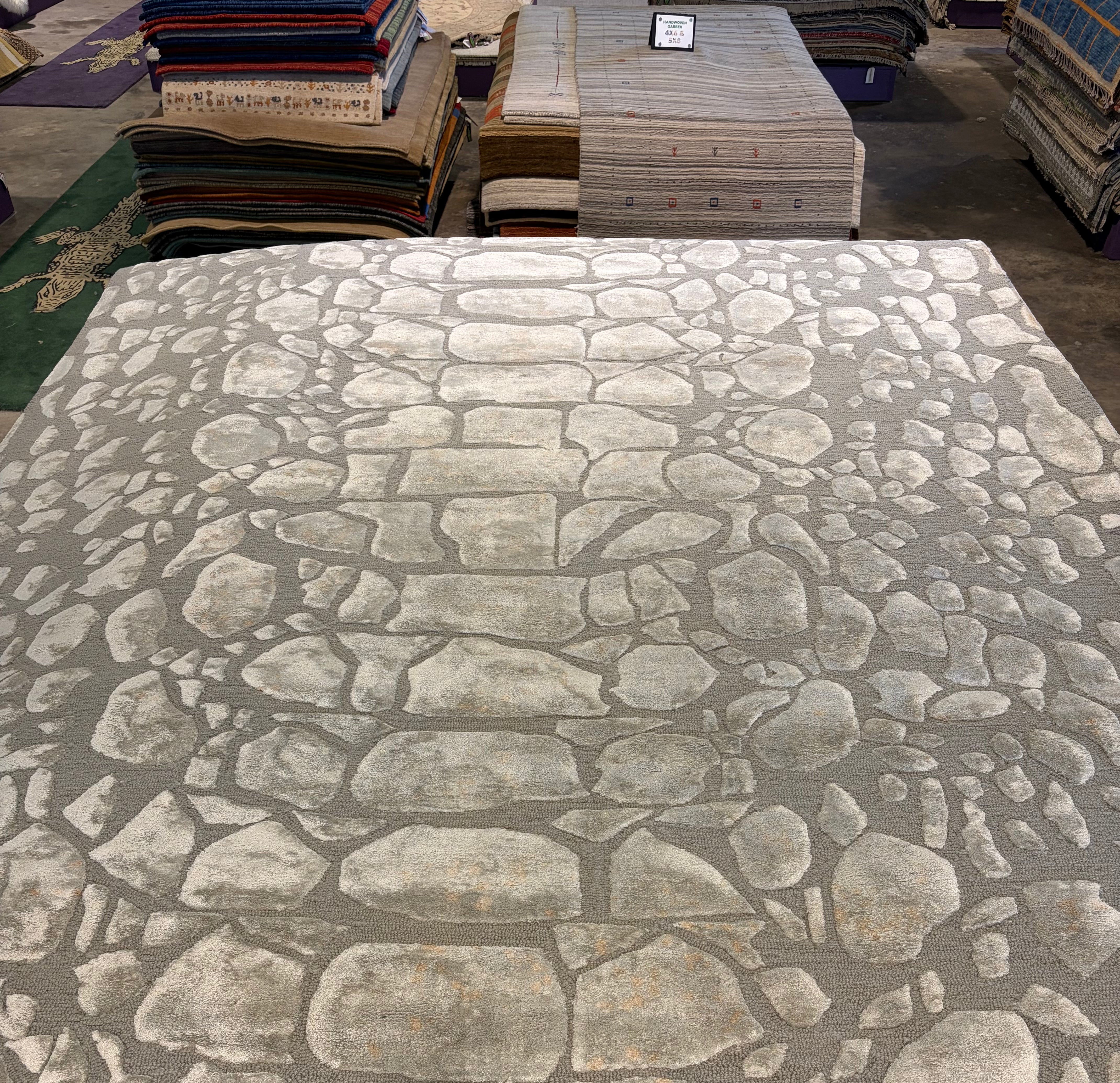 Red Velvet Shortcake 8x11 Silver and Grey Hand-Tufted Rug