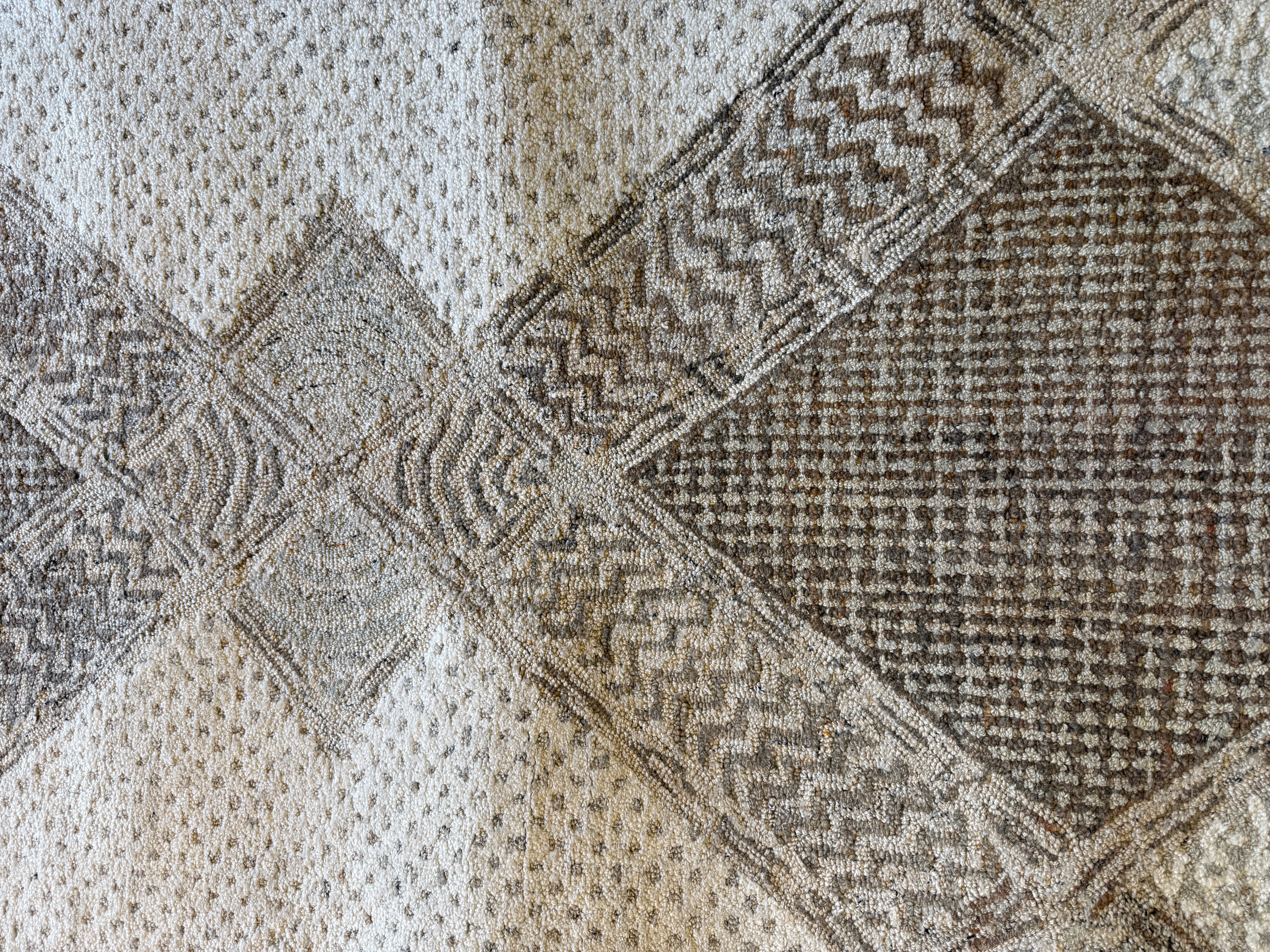 Lab Ox 5.3x7.6 Hand-Tufted Ivory & Brown Geo