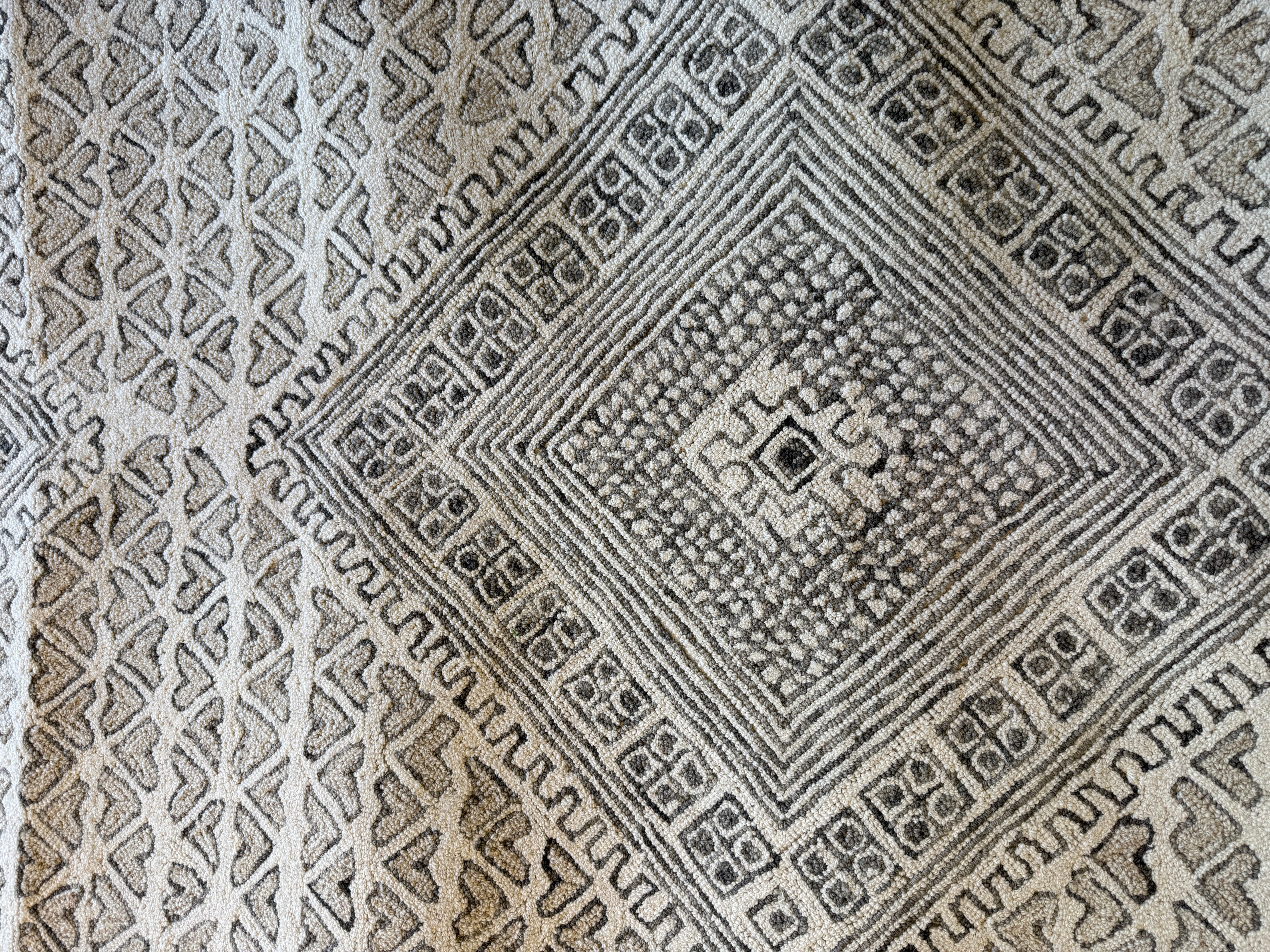 Kristin Diable 5x8 Hand-Tufted Ivory Geo