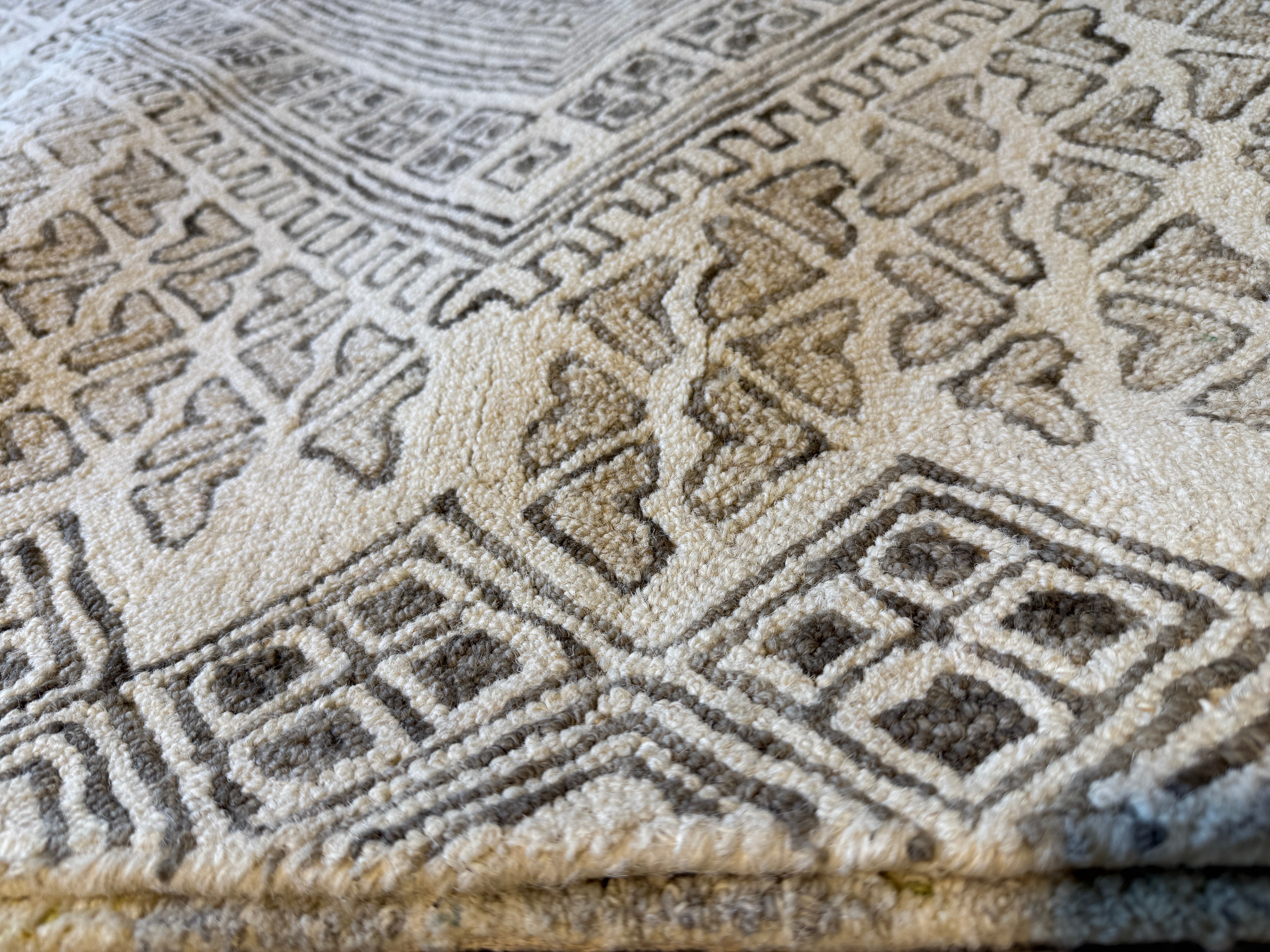 Kristin Diable 5x8 Hand-Tufted Ivory Geo