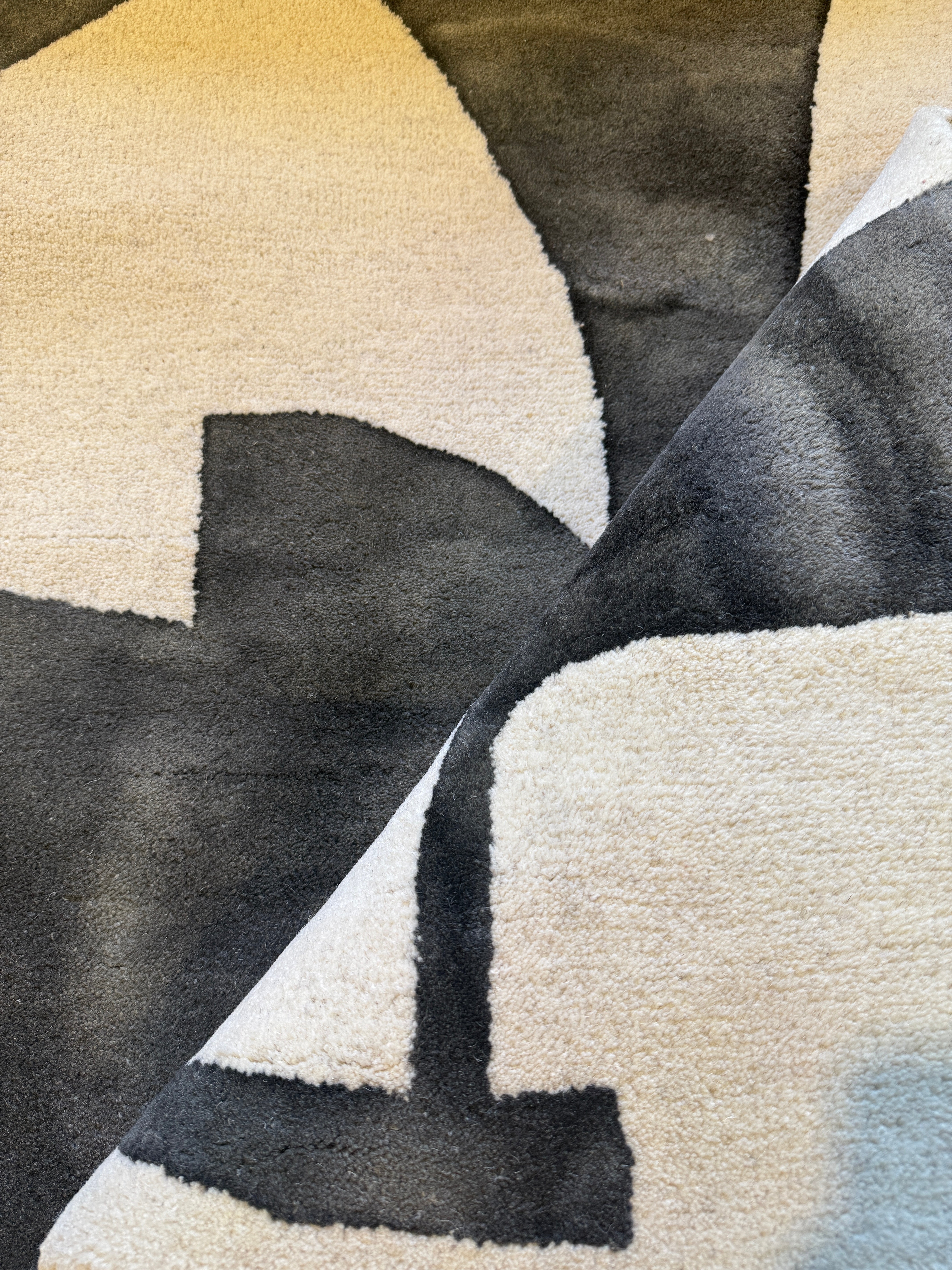 Lydia Knight 5.3x7.6 Hand-Tufted Ivory & Grey Modern