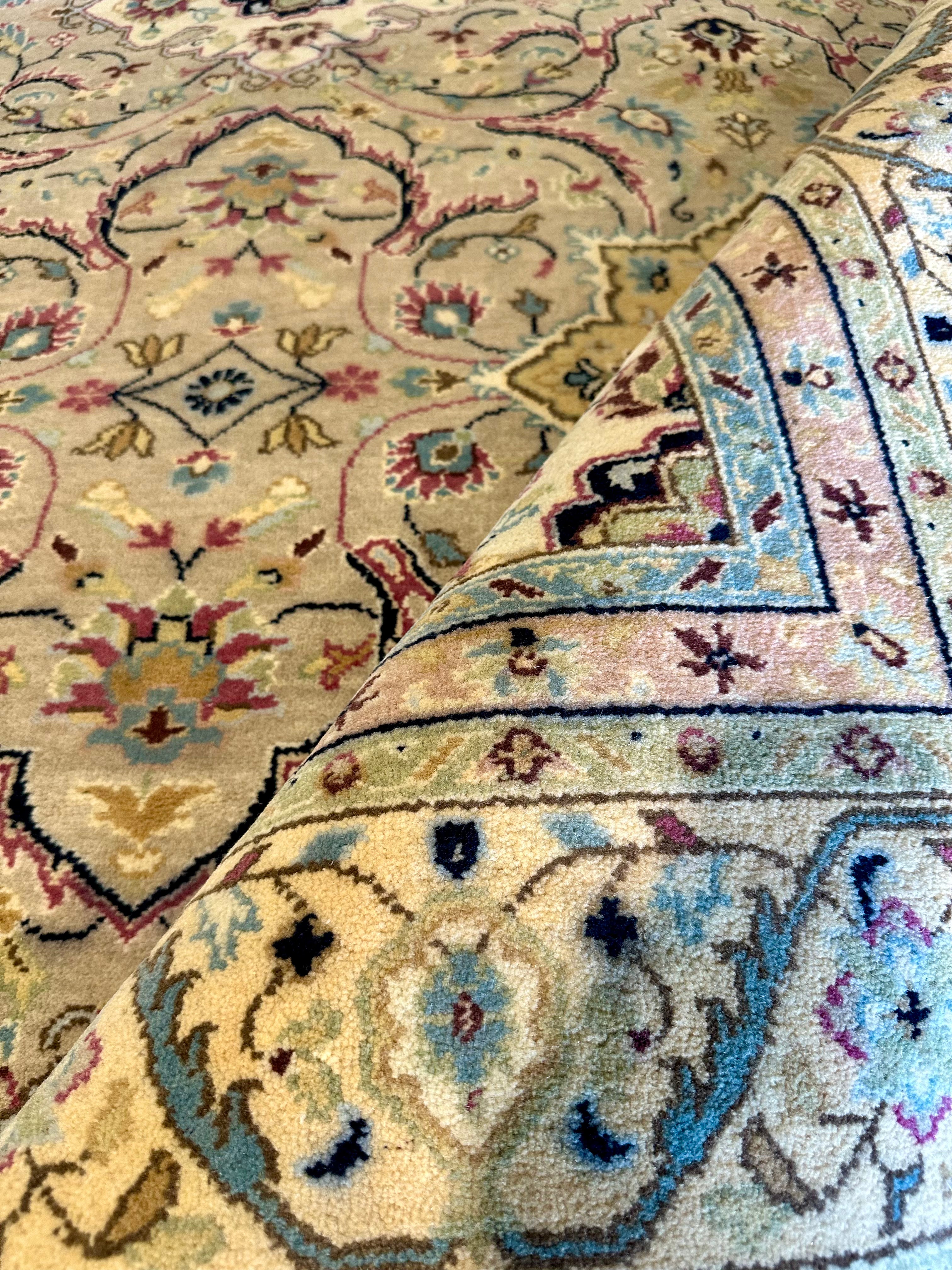 Allyson M 7x9 Silver Hand-Knotted Allover Rug