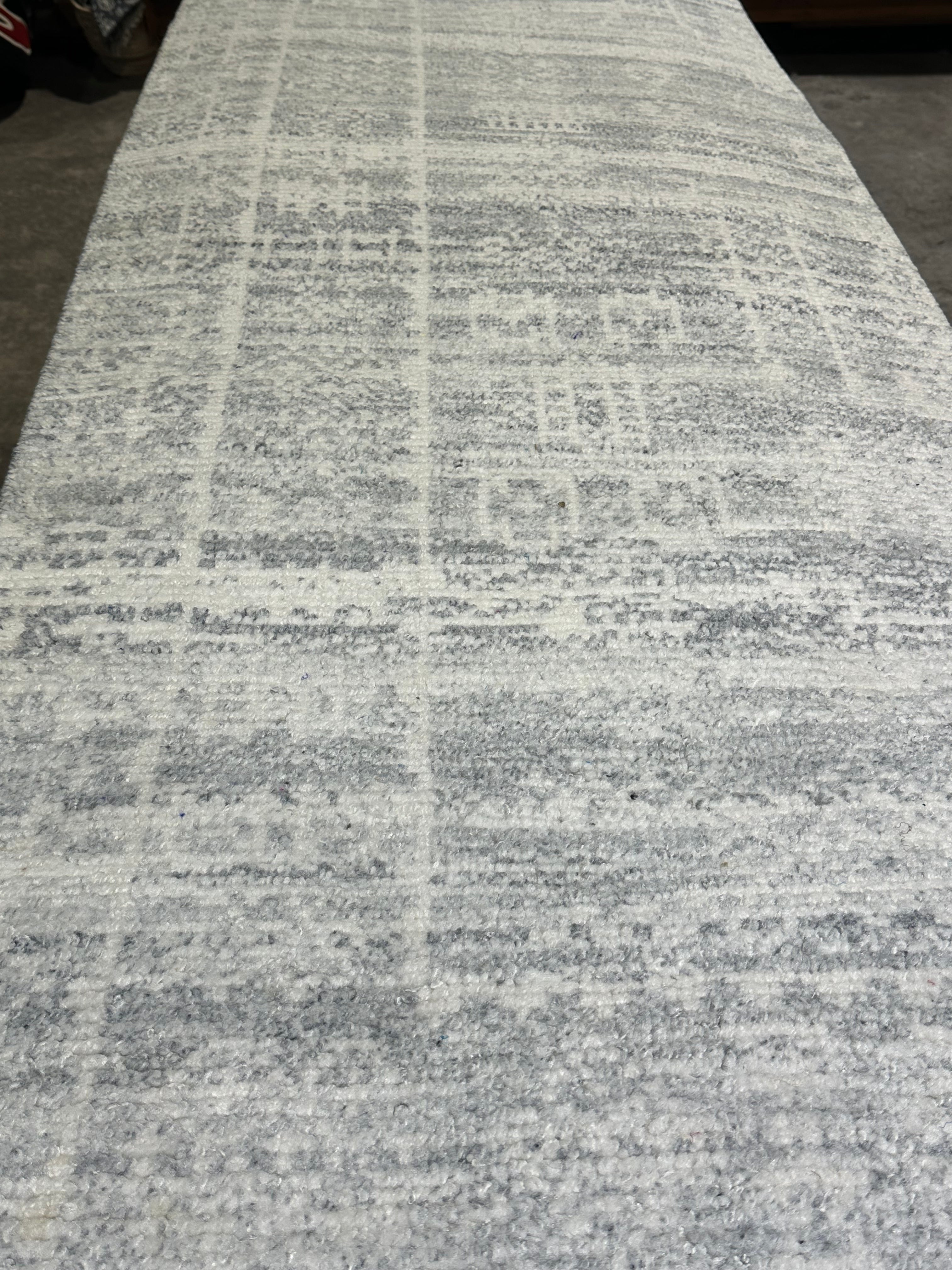 Boomer 2.6x10 Silver Hand-Knotted Modern Runner