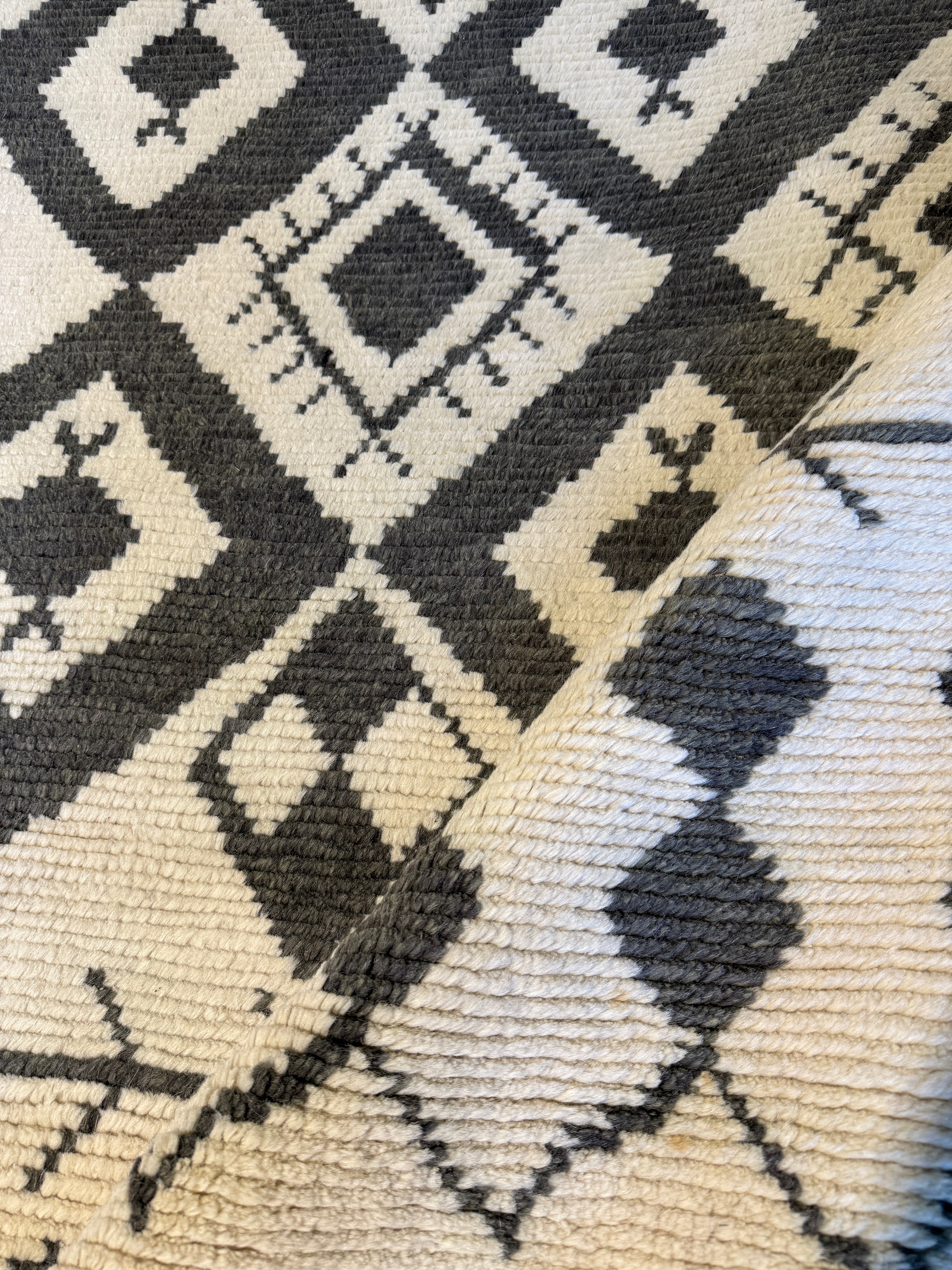 Waldon 5.6x7.6 Hand-Knotted Ivory and Dark Grey Moroccan