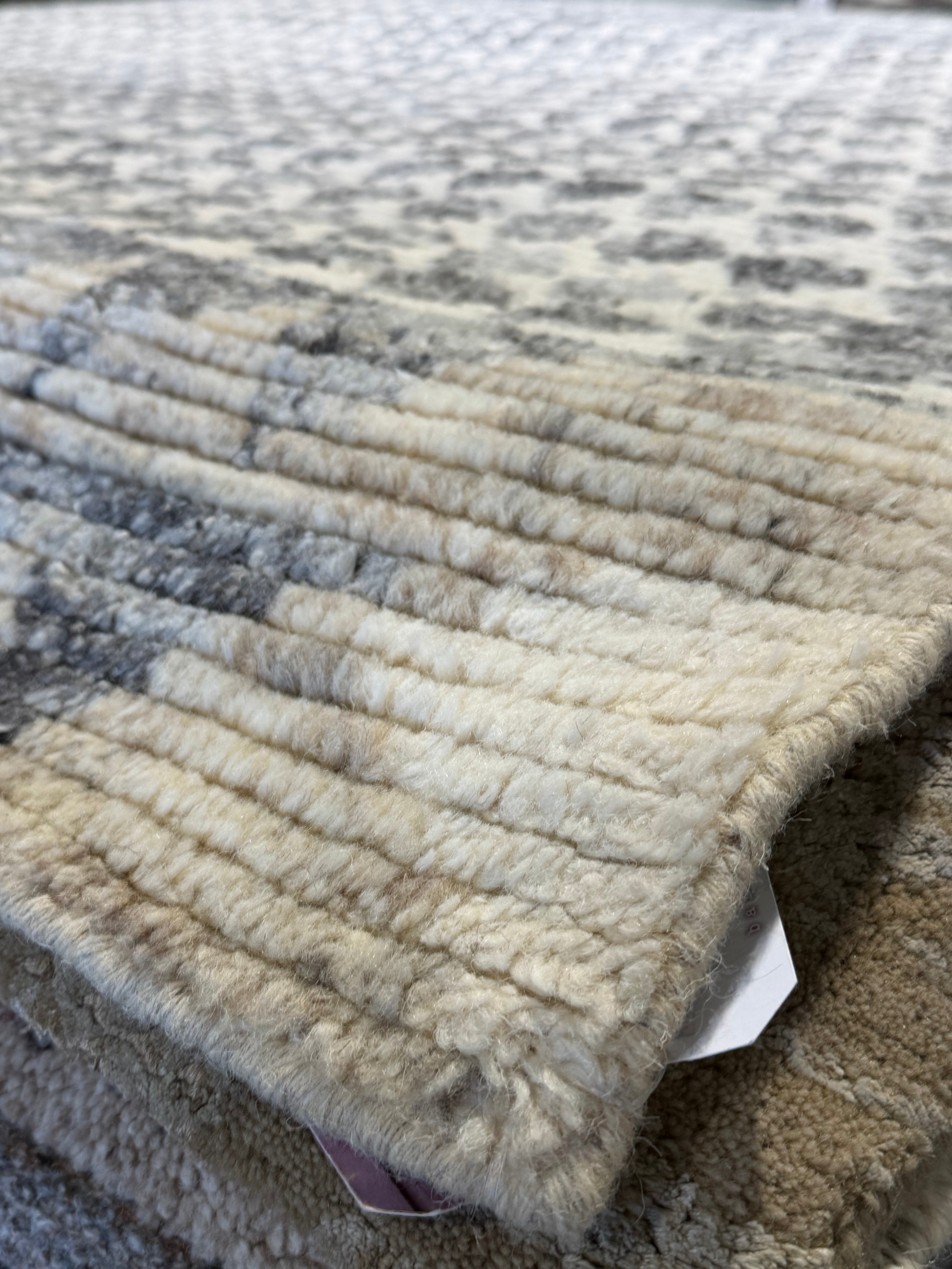 Wilco Fanatic 8.3x10 Hand-Knotted Lichi Ivory and Grey