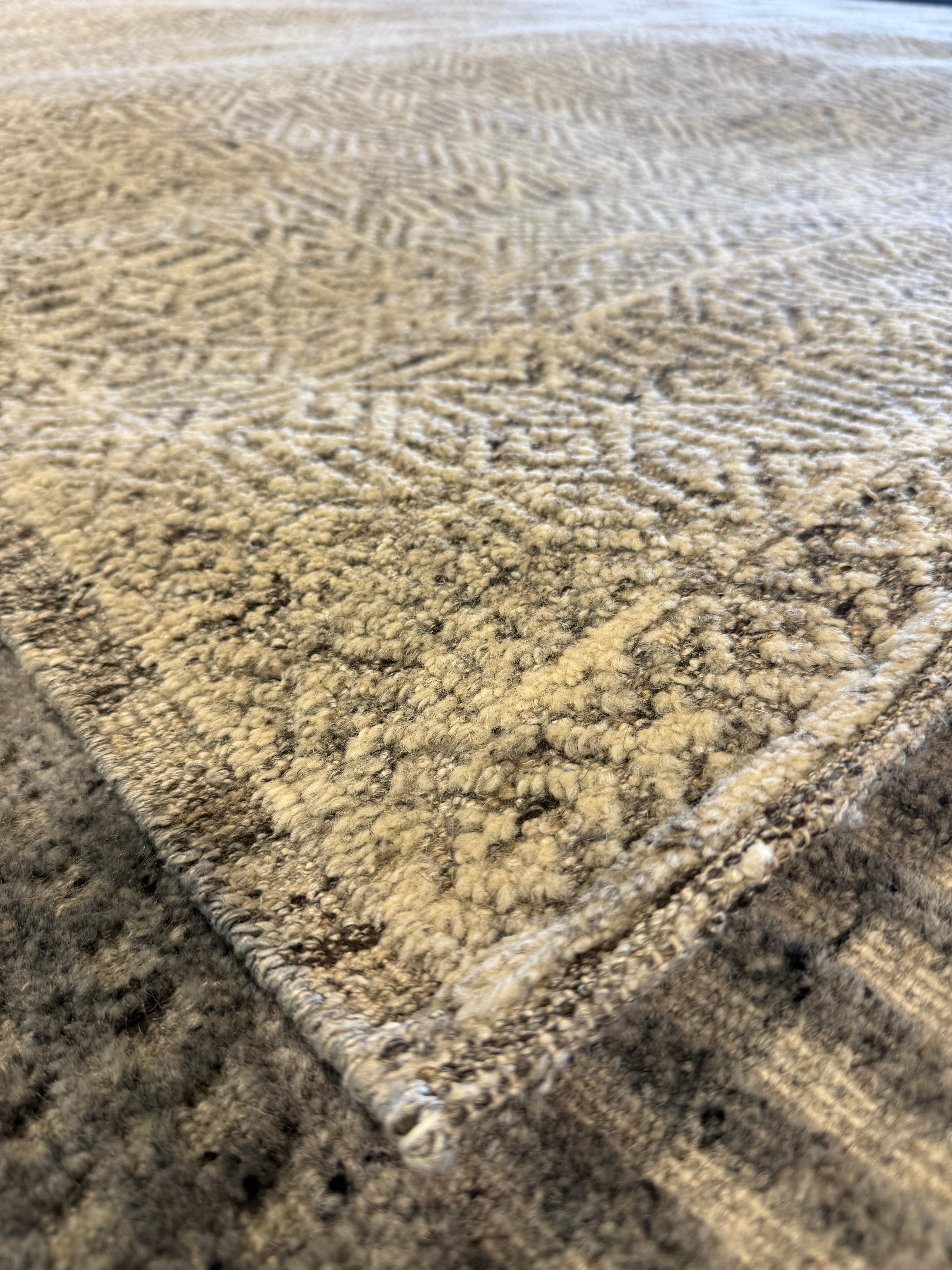 Billy 8x10 Hand-Knotted Light Grey & Ivory High Low