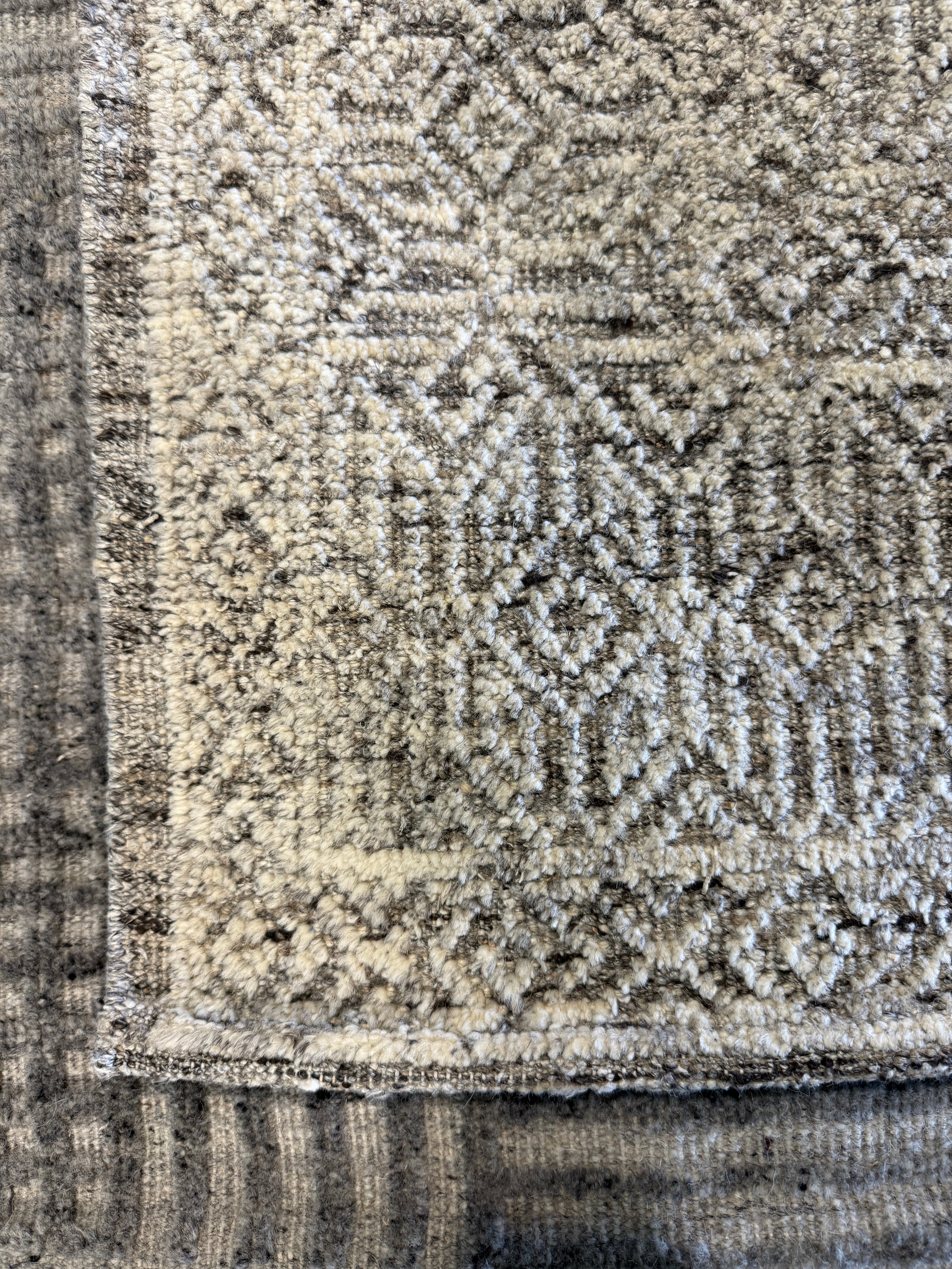 Billy 8x10 Hand-Knotted Light Grey & Ivory High Low