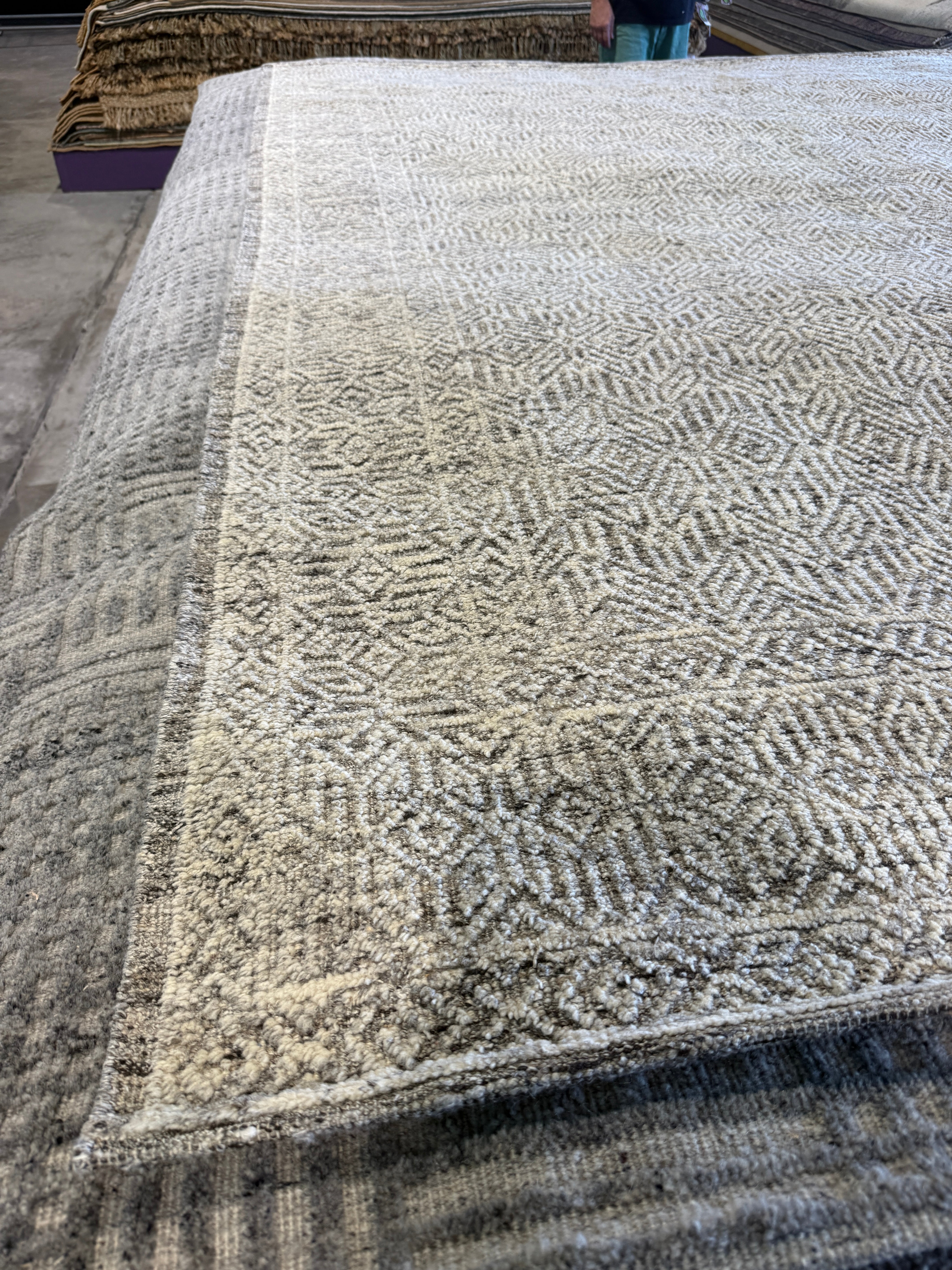 Billy 8x10 Hand-Knotted Light Grey & Ivory High Low