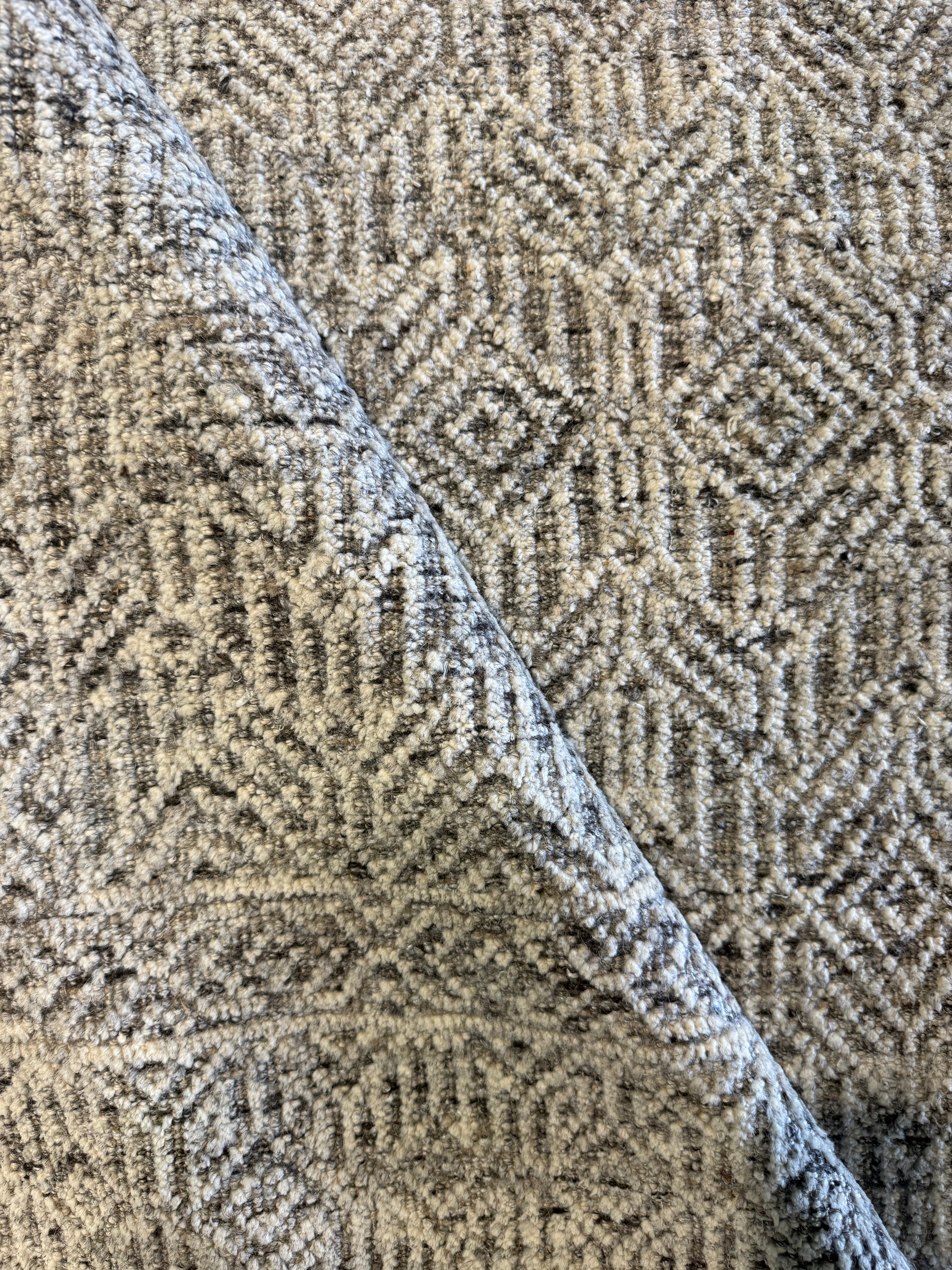 Billy 8x10 Hand-Knotted Light Grey & Ivory High Low