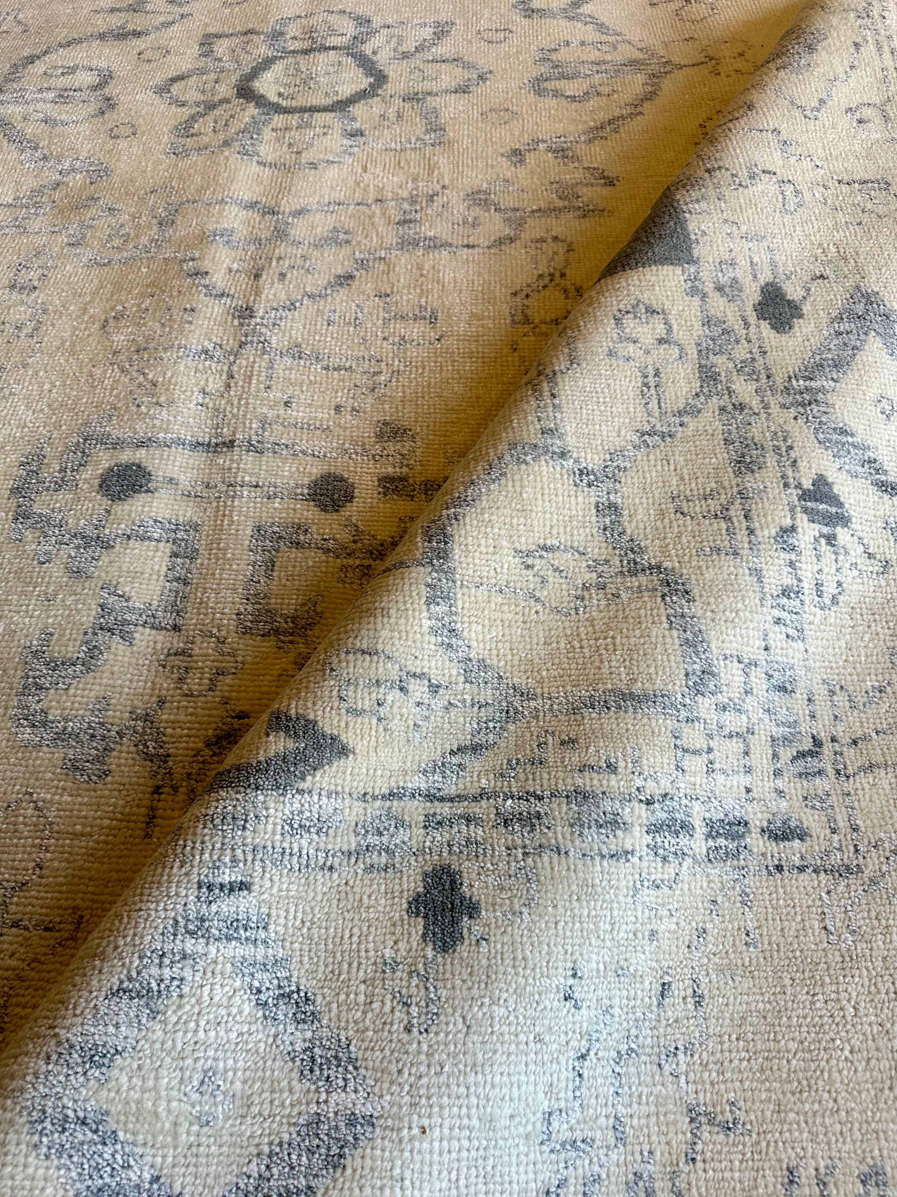 Catherine Guinness 8.9x11.9 Ivory and Grey Hand-Knotted Oushak Rug