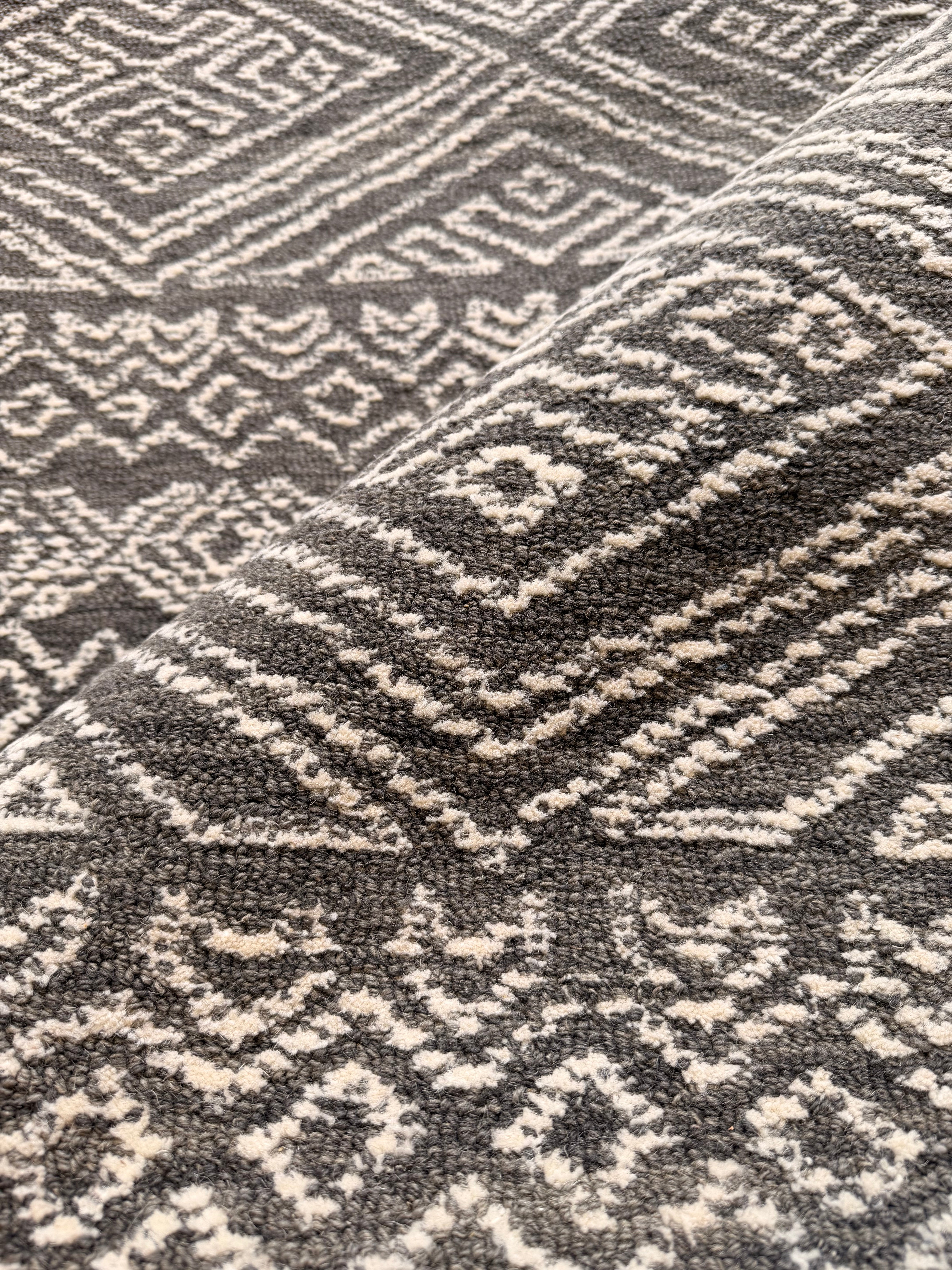 Cleotus 5.3x7.6 Hand-Tufted Grey