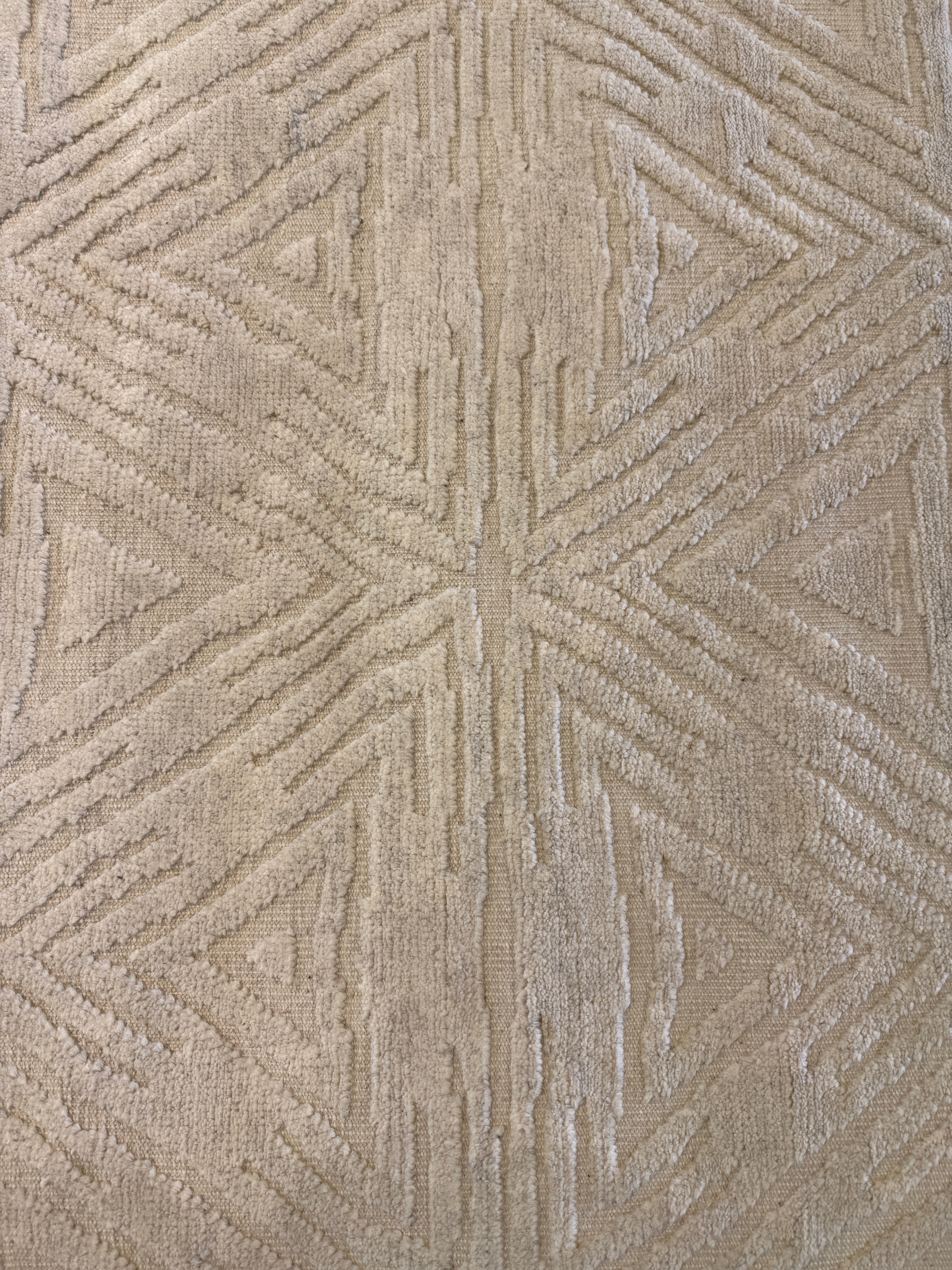 Luciano 8x10 Hand-Knotted Ivory High Low