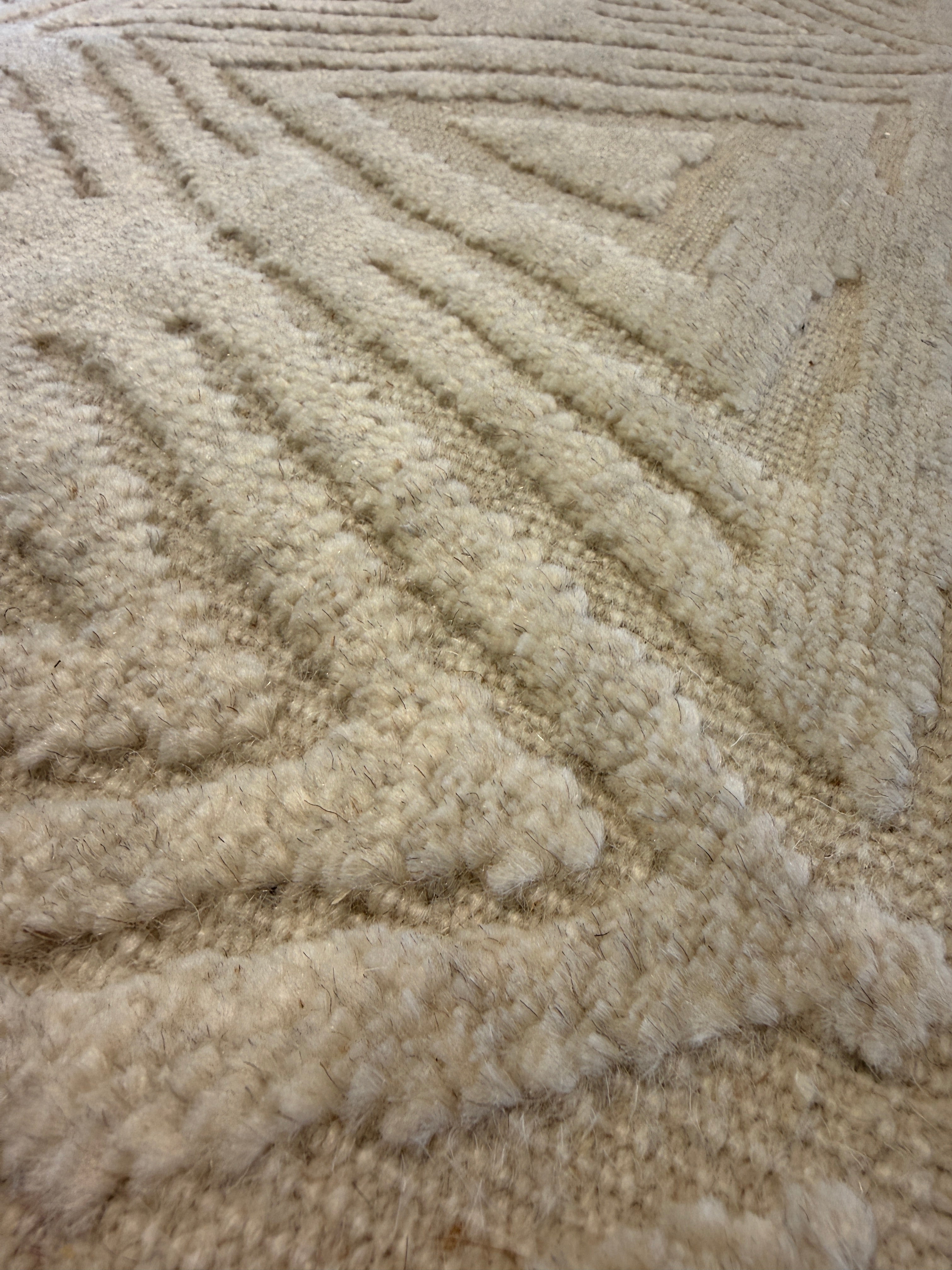Luciano 8x10 Hand-Knotted Ivory High Low