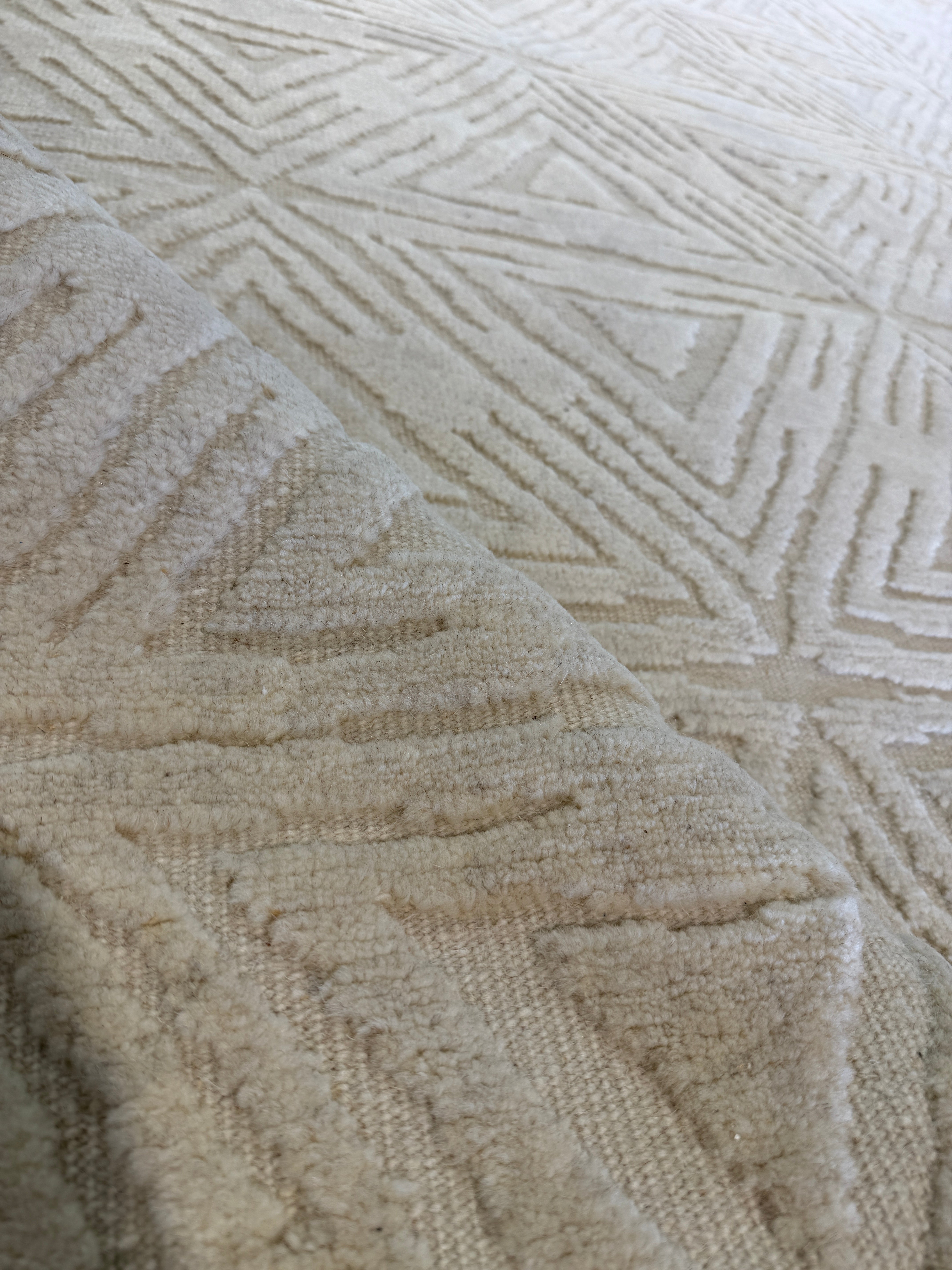 Luciano 8x10 Hand-Knotted Ivory High Low