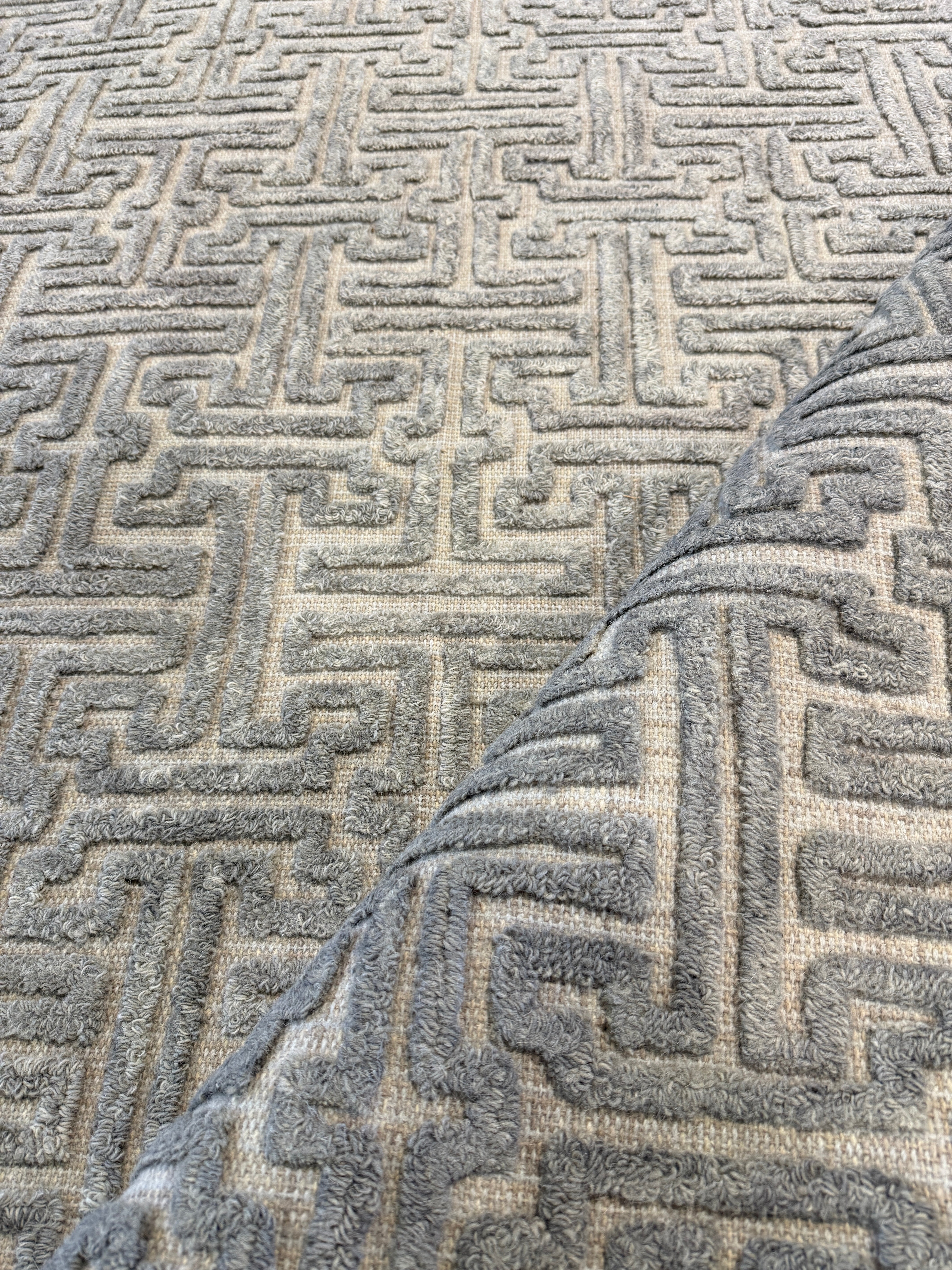Kelly Bundy 9x12 Hand-Tufted Light Grey Jacquard