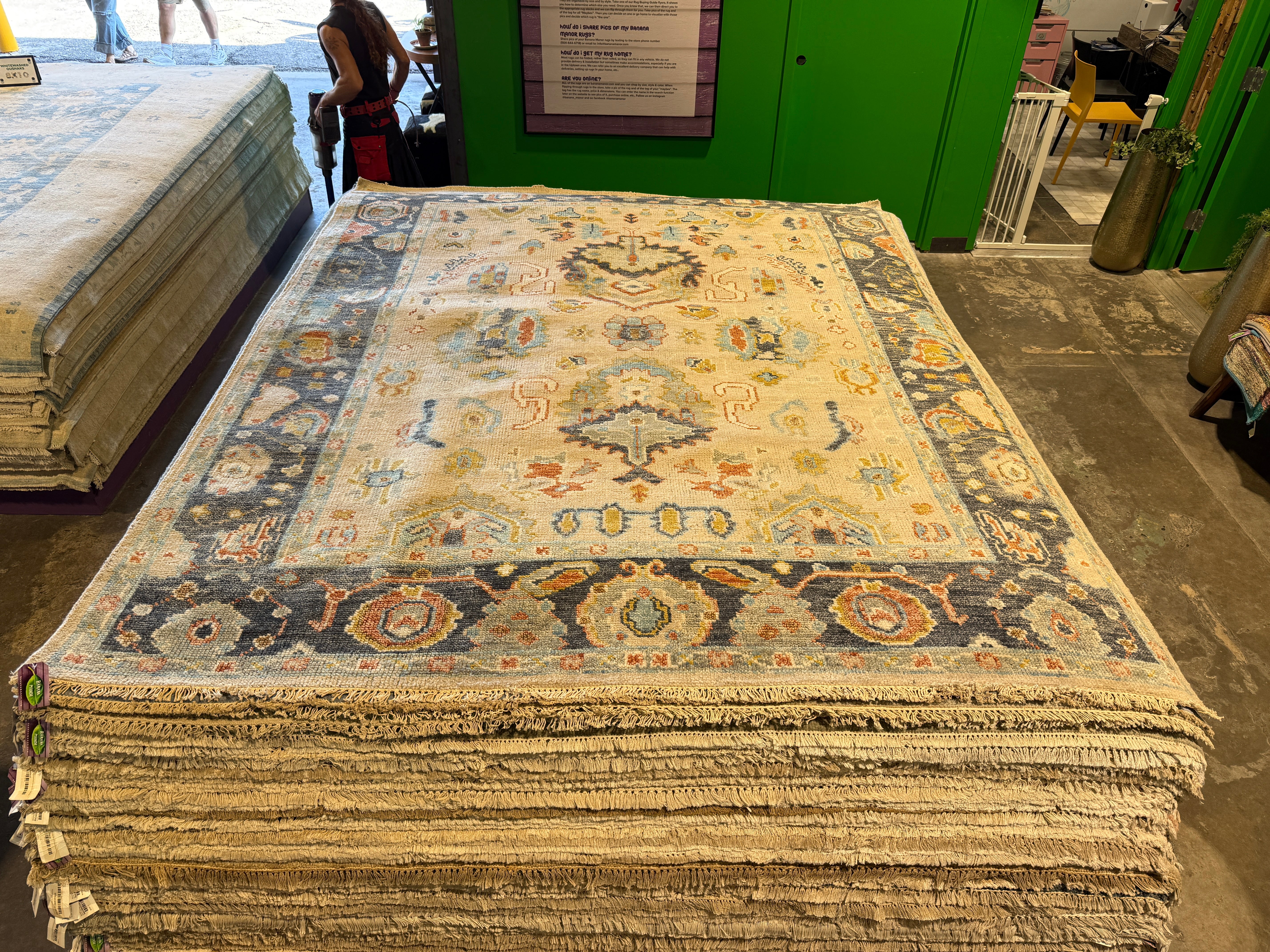 Laura Tesoro 8x10 Beige and Charcoal Hand-Knotted Oushak Rug