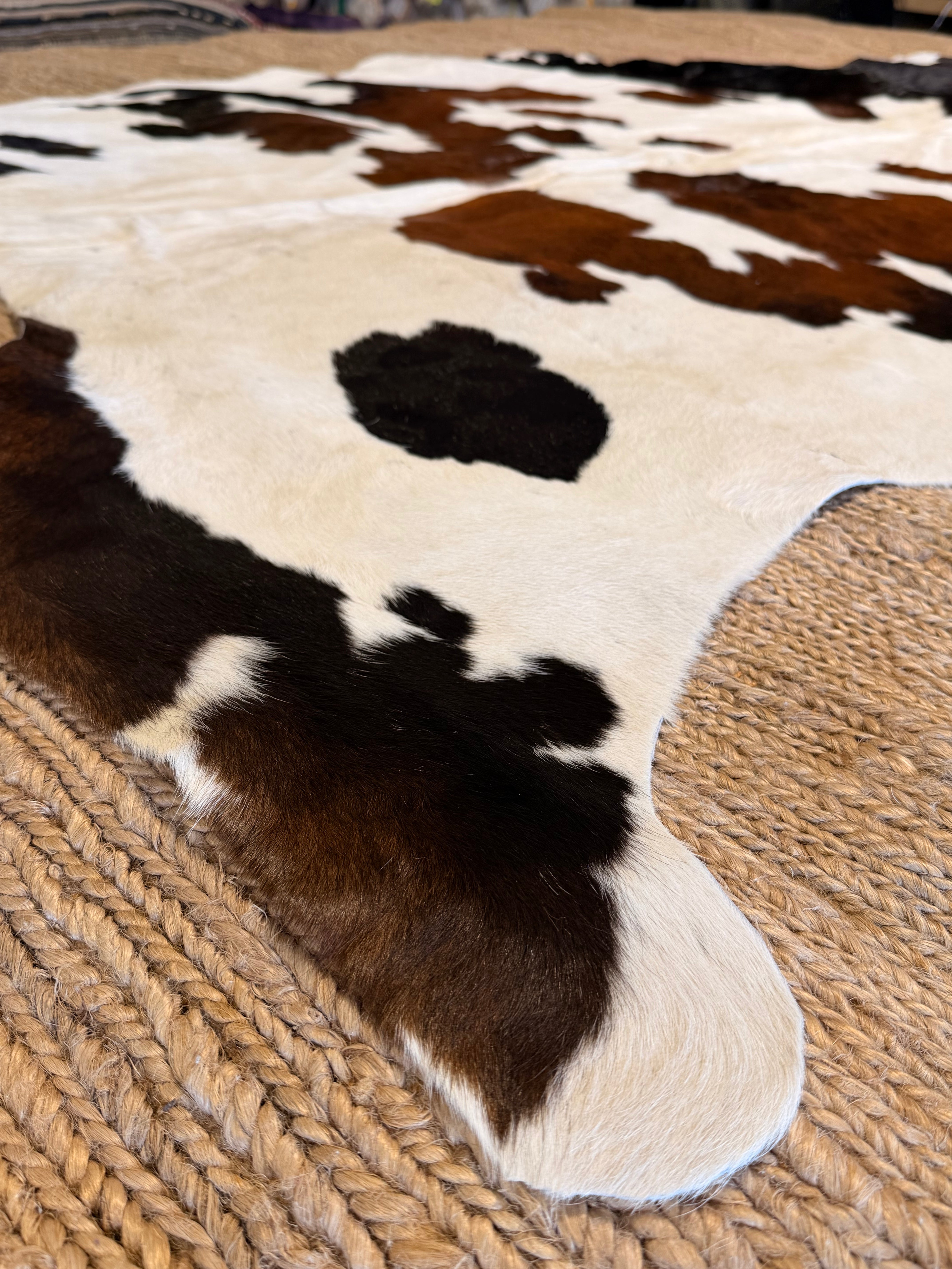 Tricolor 5.7x9 Reg BL BR WH Large Cowhide Rug