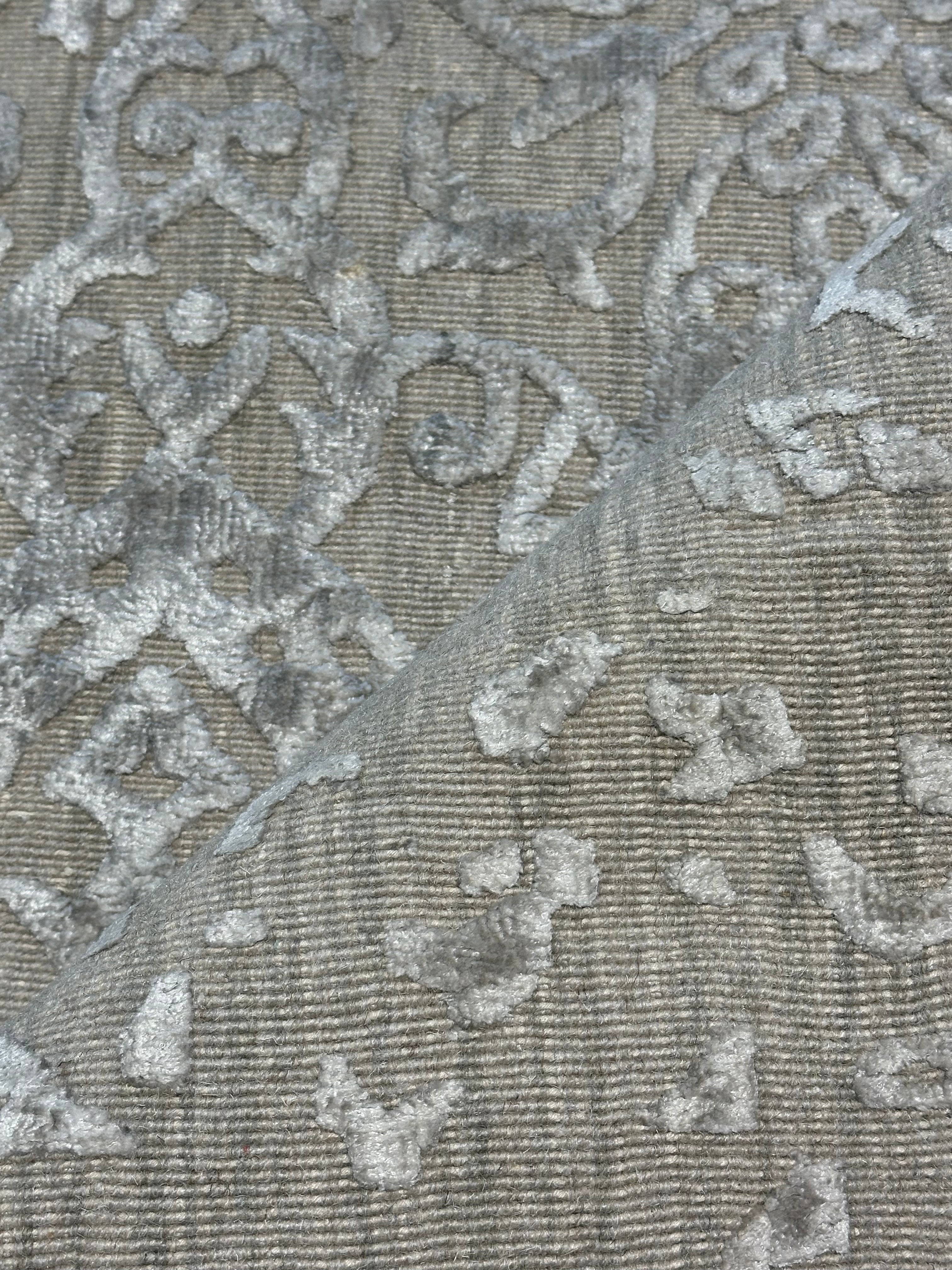 Hel-Loh "Annyong" Bluth  6.6x9.9 Silver Viscose Handwoven Rug