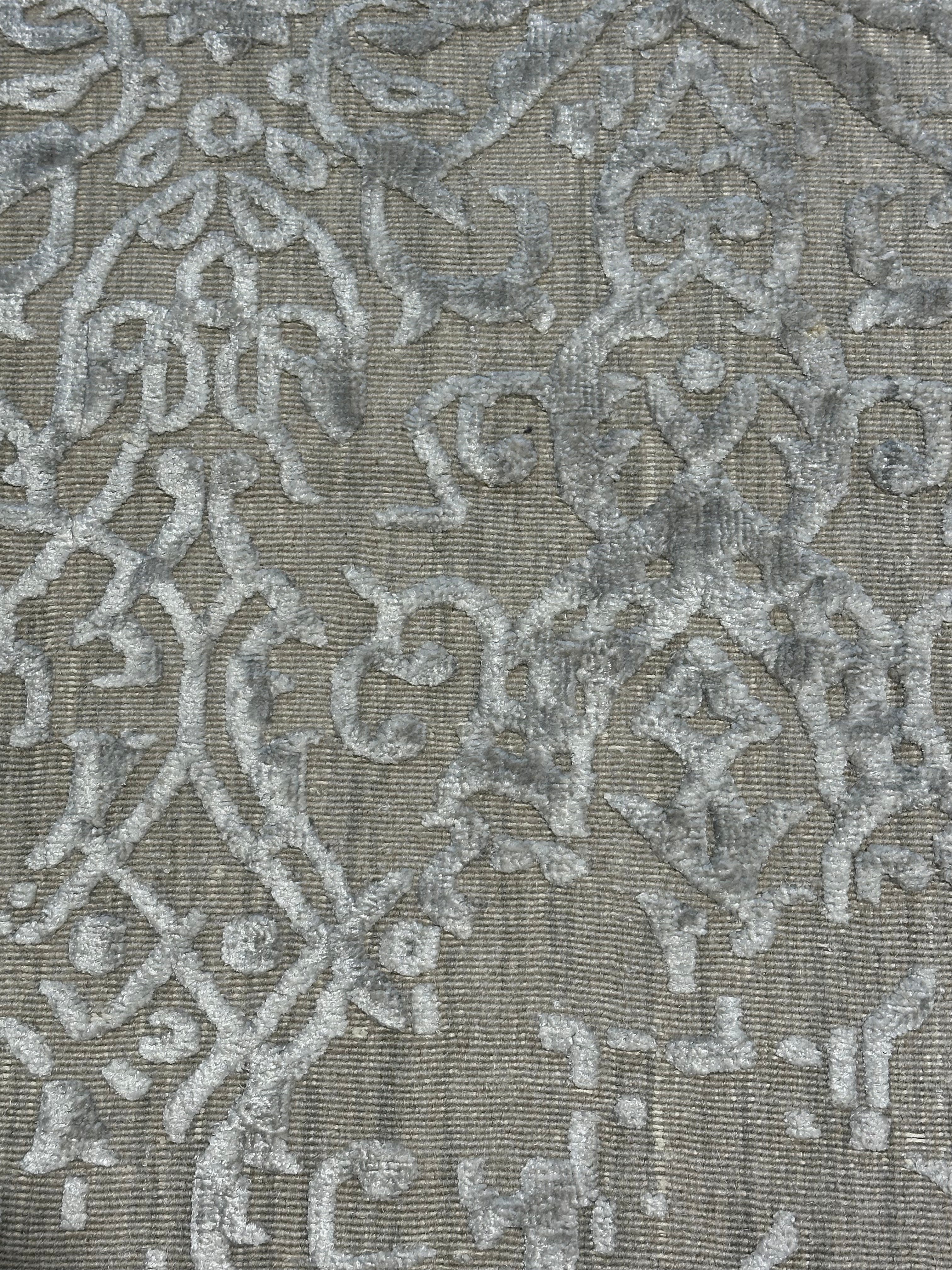 Hel-Loh "Annyong" Bluth  6.6x9.9 Silver Viscose Handwoven Rug
