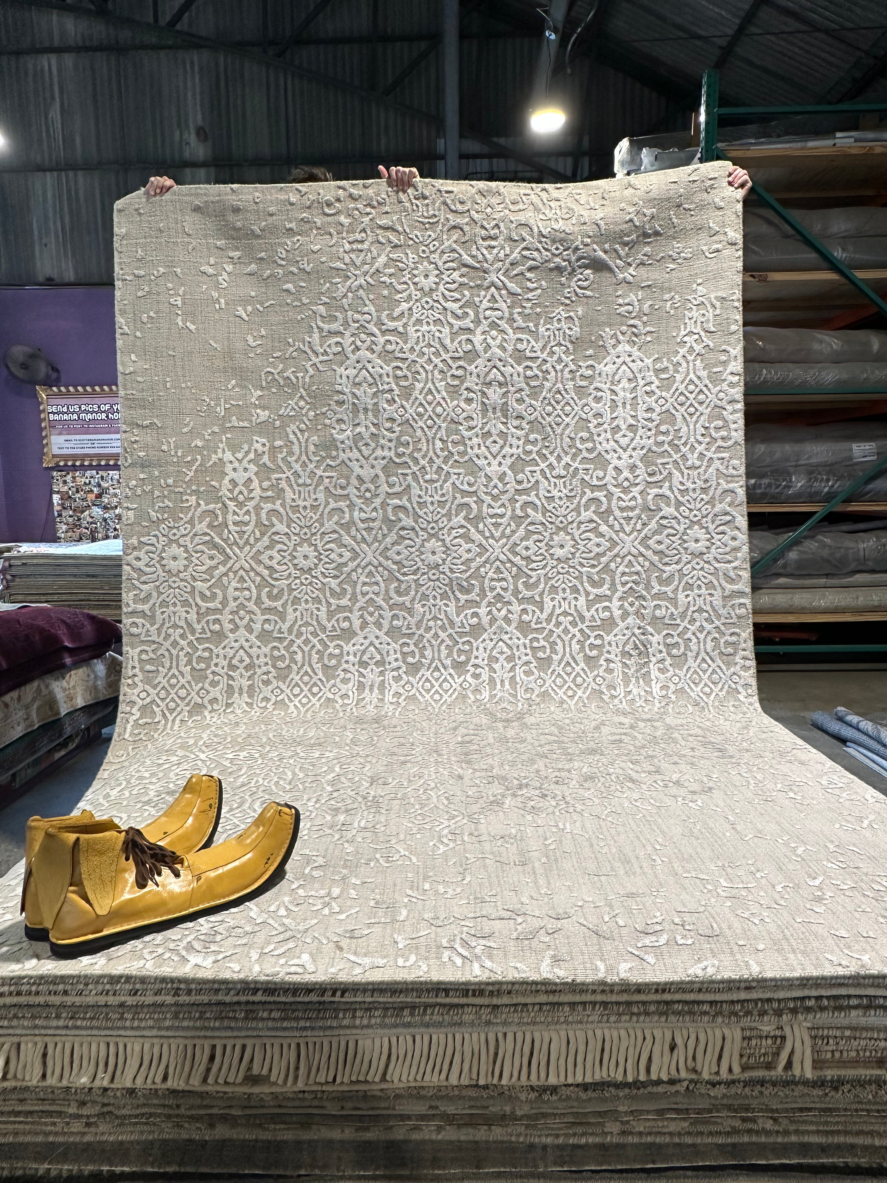 Hel-Loh "Annyong" Bluth  6.6x9.9 Silver Viscose Handwoven Rug