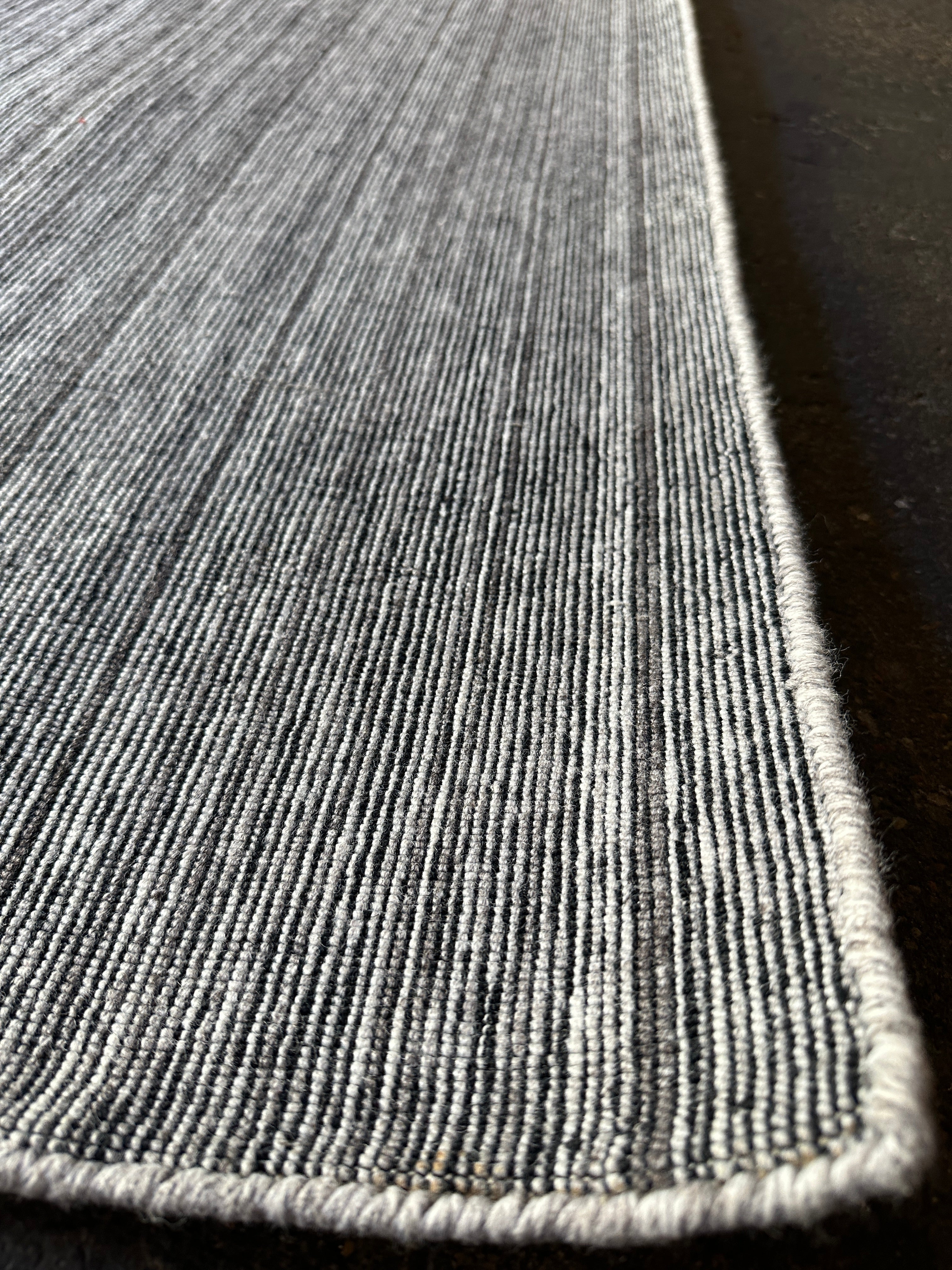 Brandon Walsh 5.3x7.6 Handwoven Durrie Silver and Grey