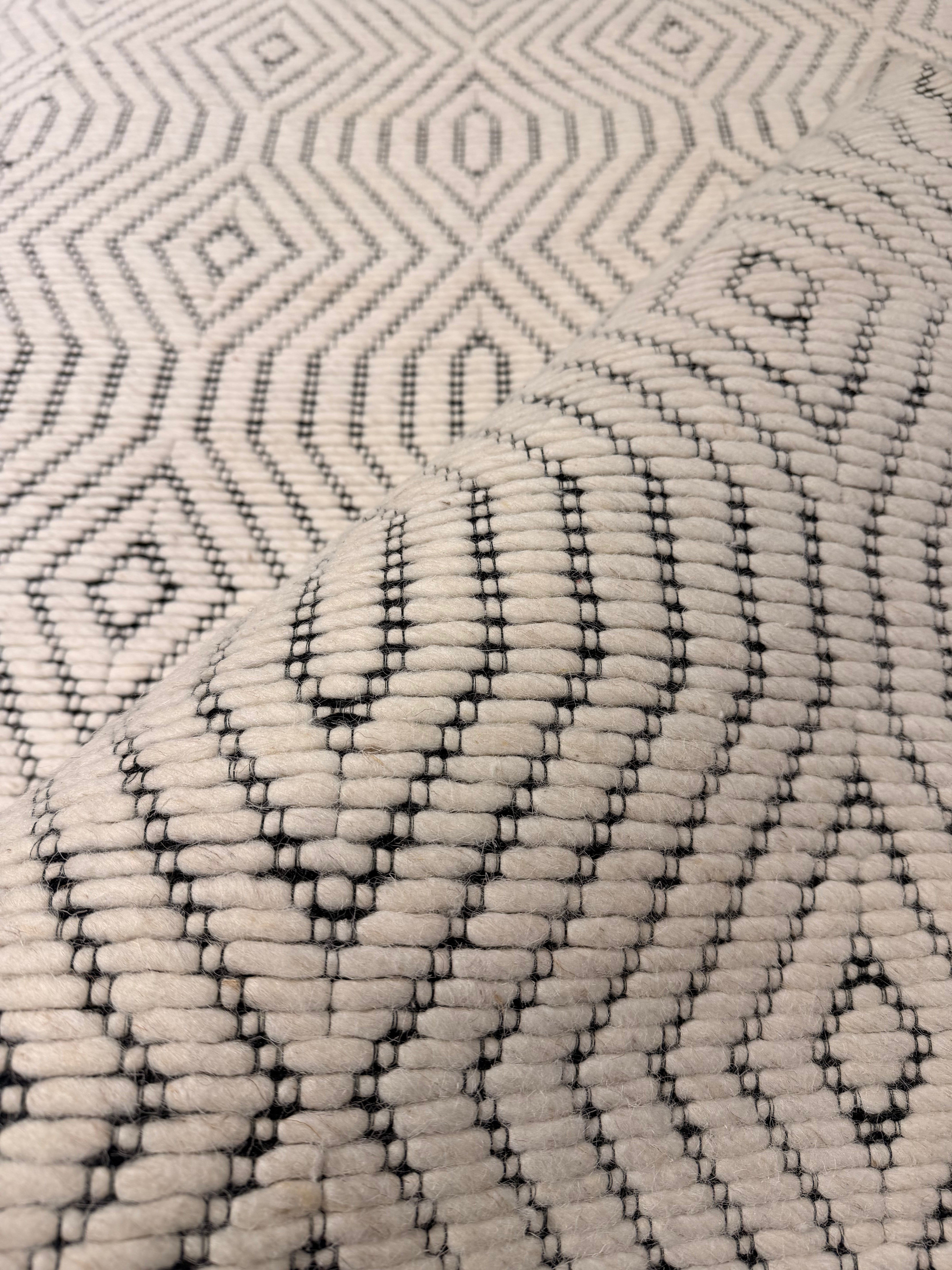 Luke 7.9x10 Handwoven Ivory & Grey Jacquard Durrie