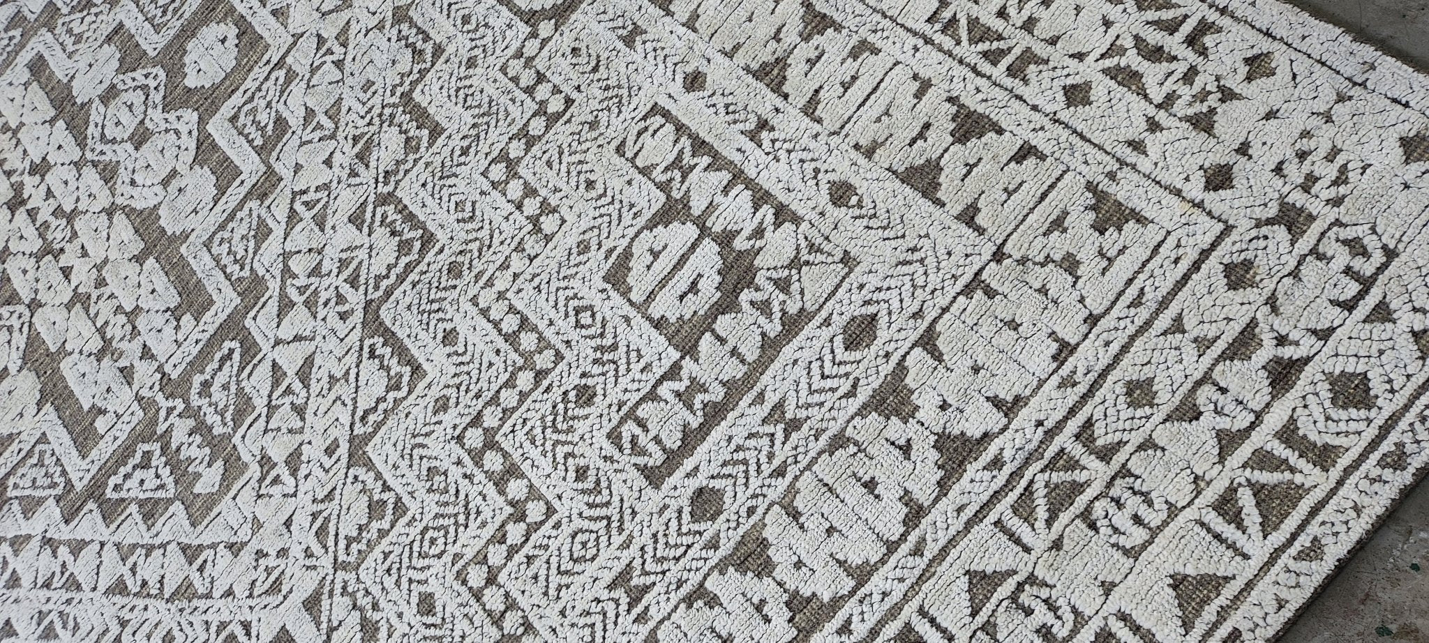 Aaron 8.3x10.9 Hand-Knotted Grey & Silver High Low | Banana Manor Rug Factory Outlet