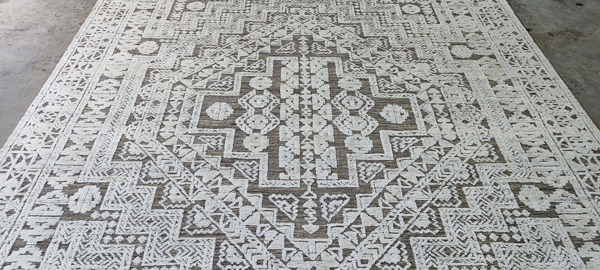 Aaron 8.3x10.9 Hand-Knotted Grey & Silver High Low | Banana Manor Rug Factory Outlet