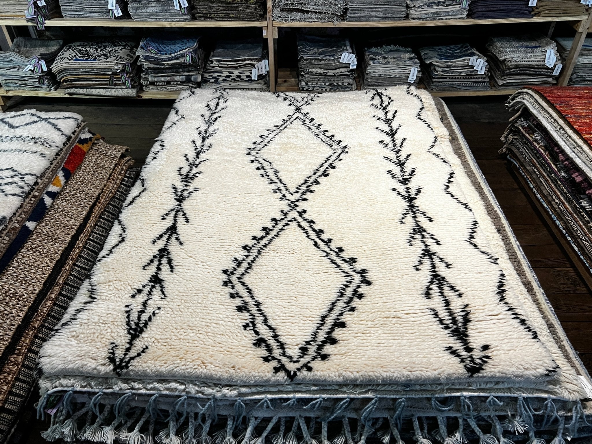 Abdelghafour 4.6x6.6 White and Black Hand-Knotted Moroccan Style Rug | Banana Manor Rug Factory Outlet