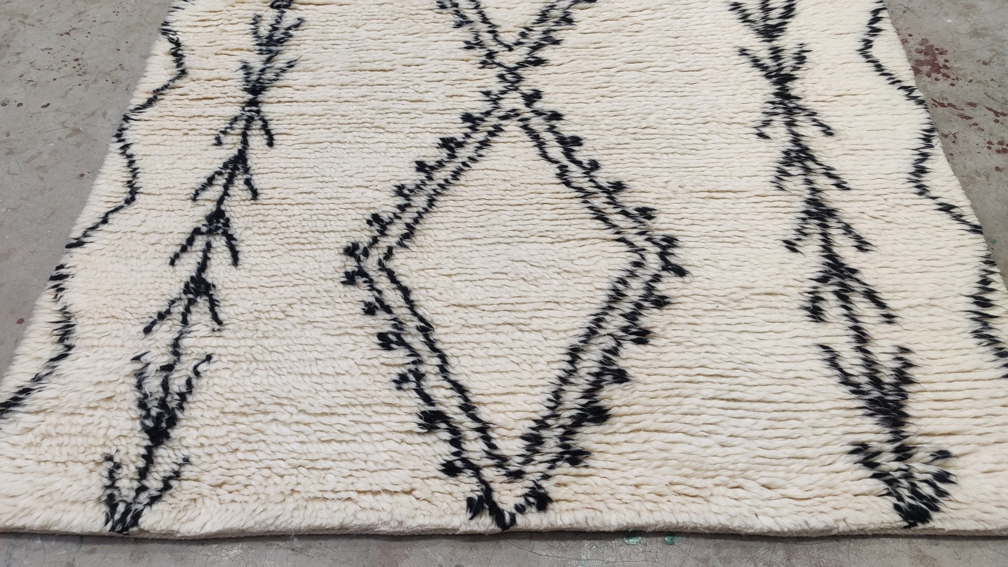 Abdelghafour 4.6x6.6 White and Black Hand-Knotted Moroccan Style Rug | Banana Manor Rug Company