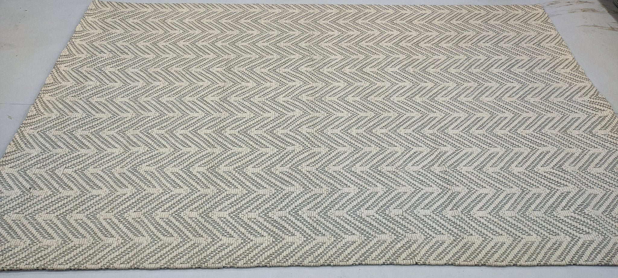 Adam DeVine 5x8 Handwoven Ivory & Grey Jacquard Durrie | Banana Manor Rug Factory Outlet