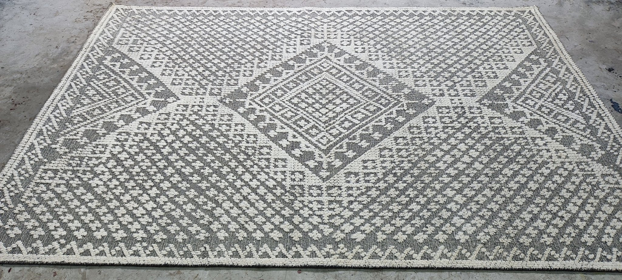 Alejandro 6.3x9 Hand-Knotted Ivory & Grey Cut Pile | Banana Manor Rug Factory Outlet