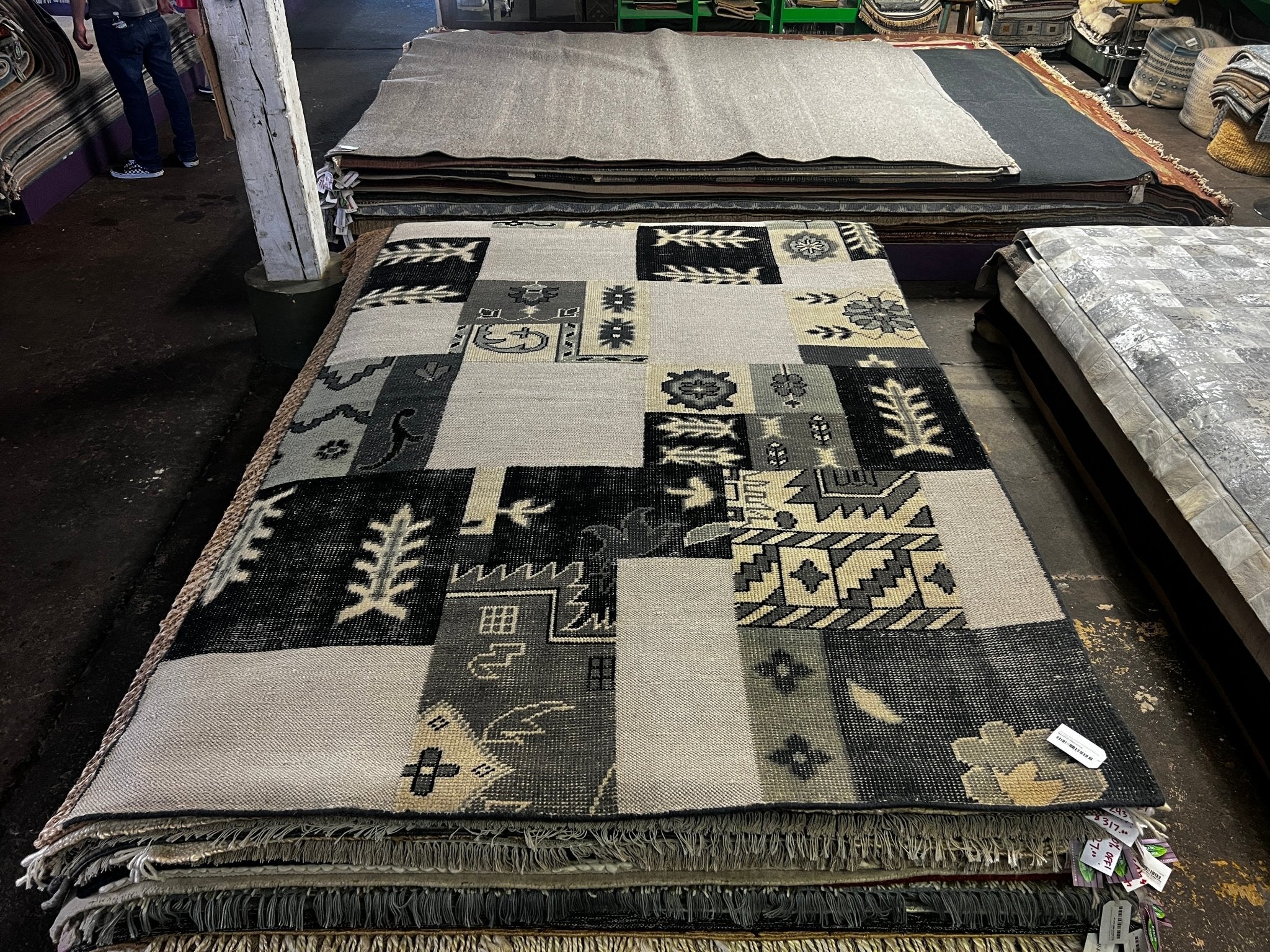 Alexis Cottrell 6x9 Black and White Hand-Knotted Patch Weave Rug | Banana Manor Rug Factory Outlet