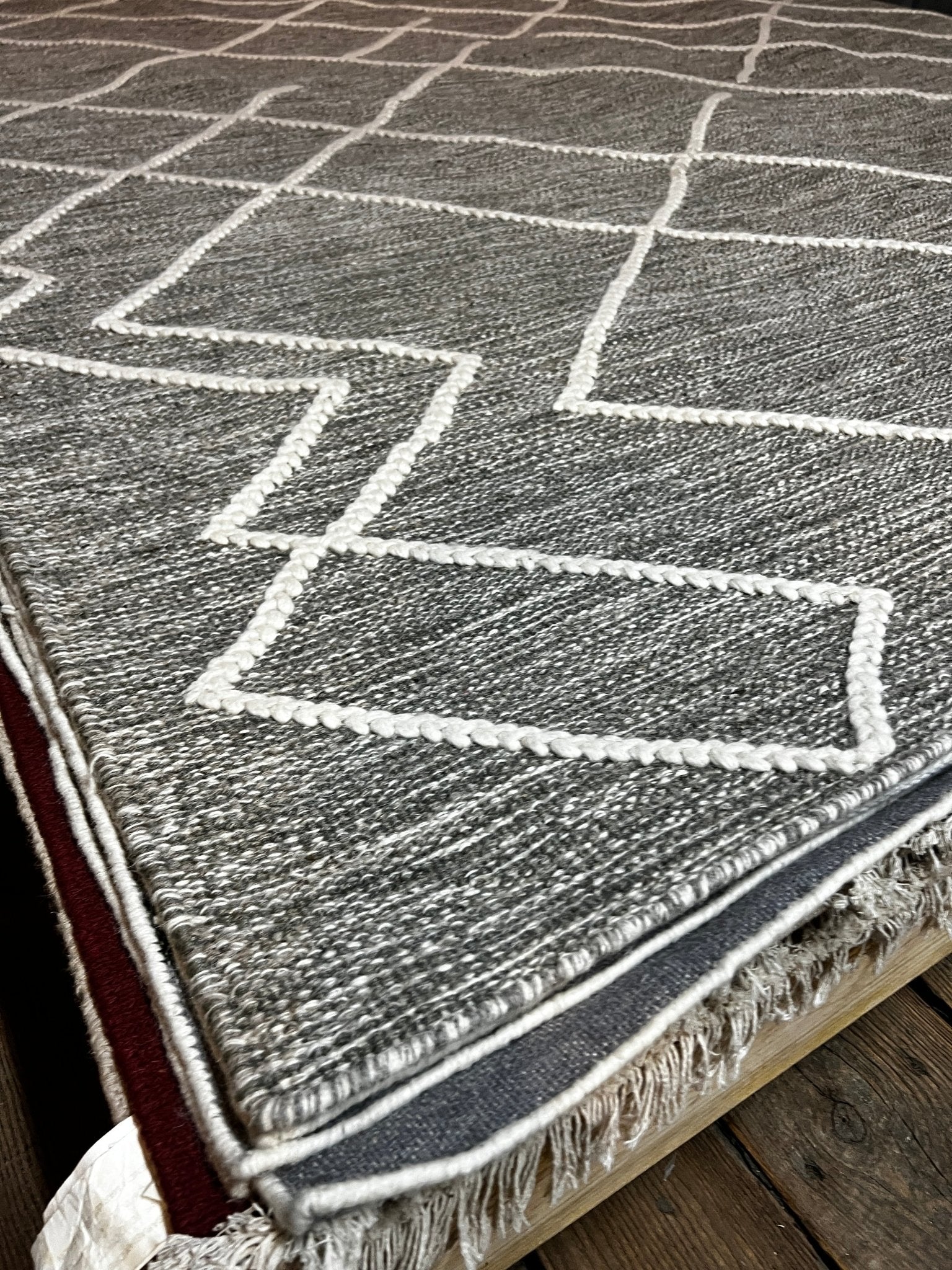 Alphonso Marina Grey and White Handwoven Modern Durrie Rug (Multiple Sizes) | Banana Manor Rug Factory Outlet