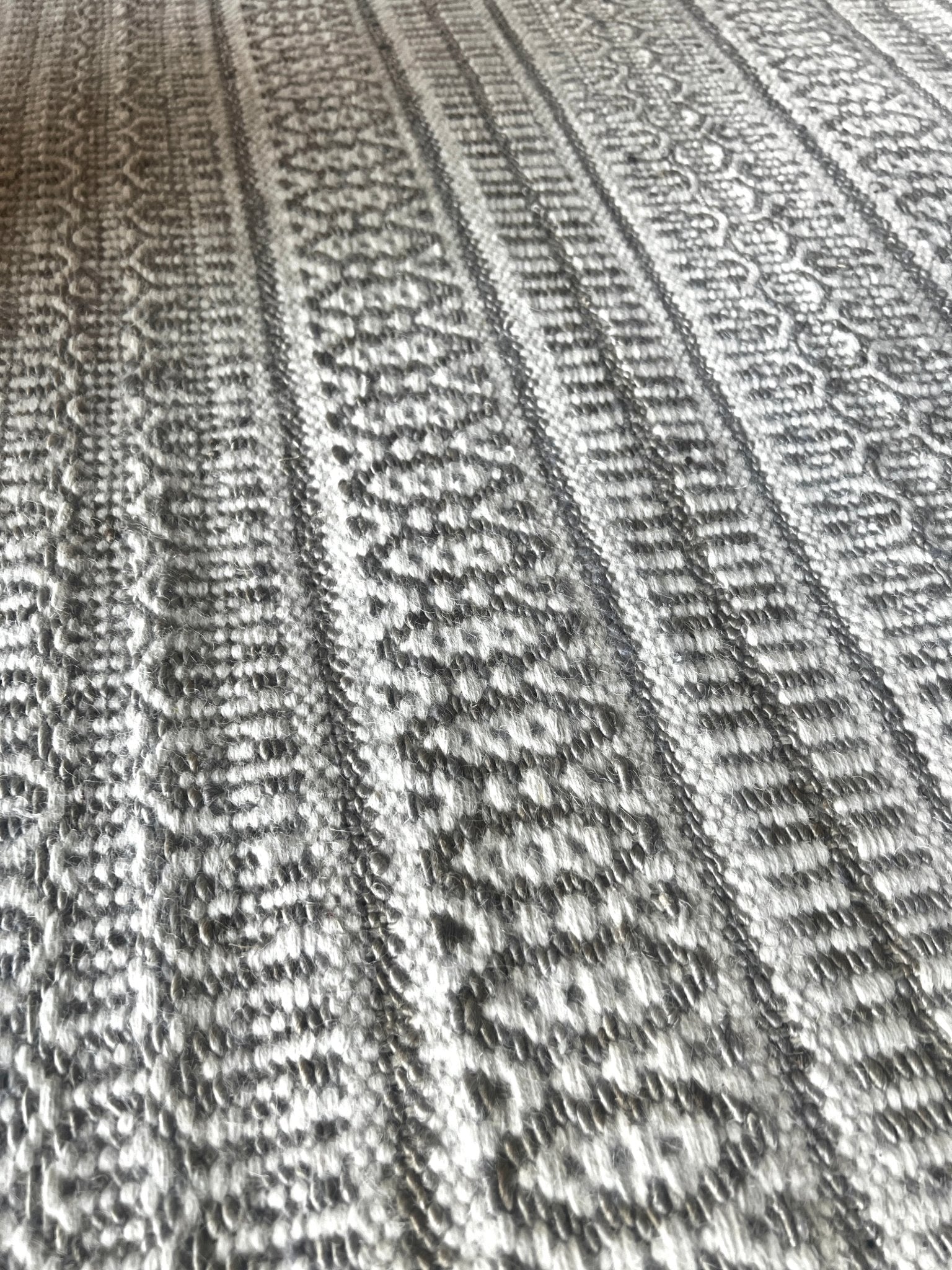 Althea White and Grey Handwoven Wool and Jute Rug (Multiple Sizes) | Banana Manor Rug Company